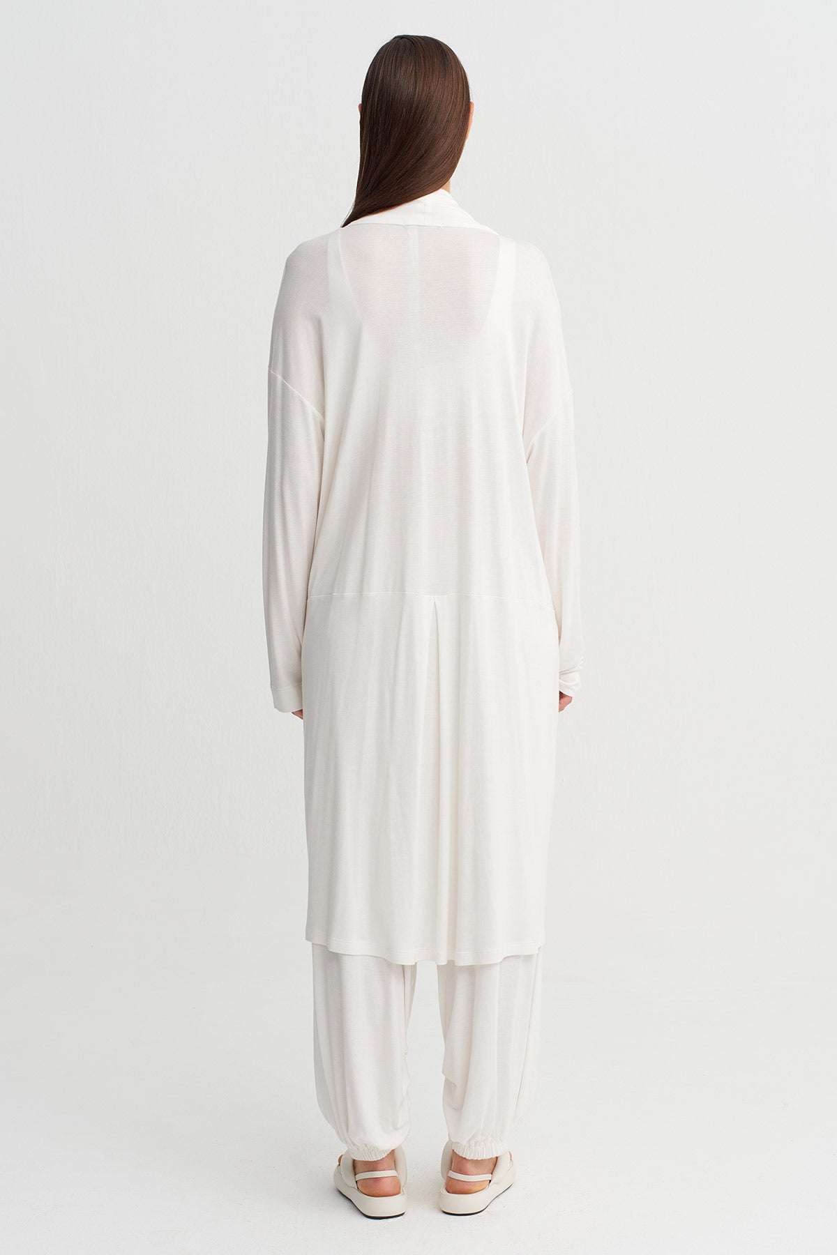 فستان طويل بلون أبيض كريمي مع تفاصيل ياقة منسدلة - Y264014047