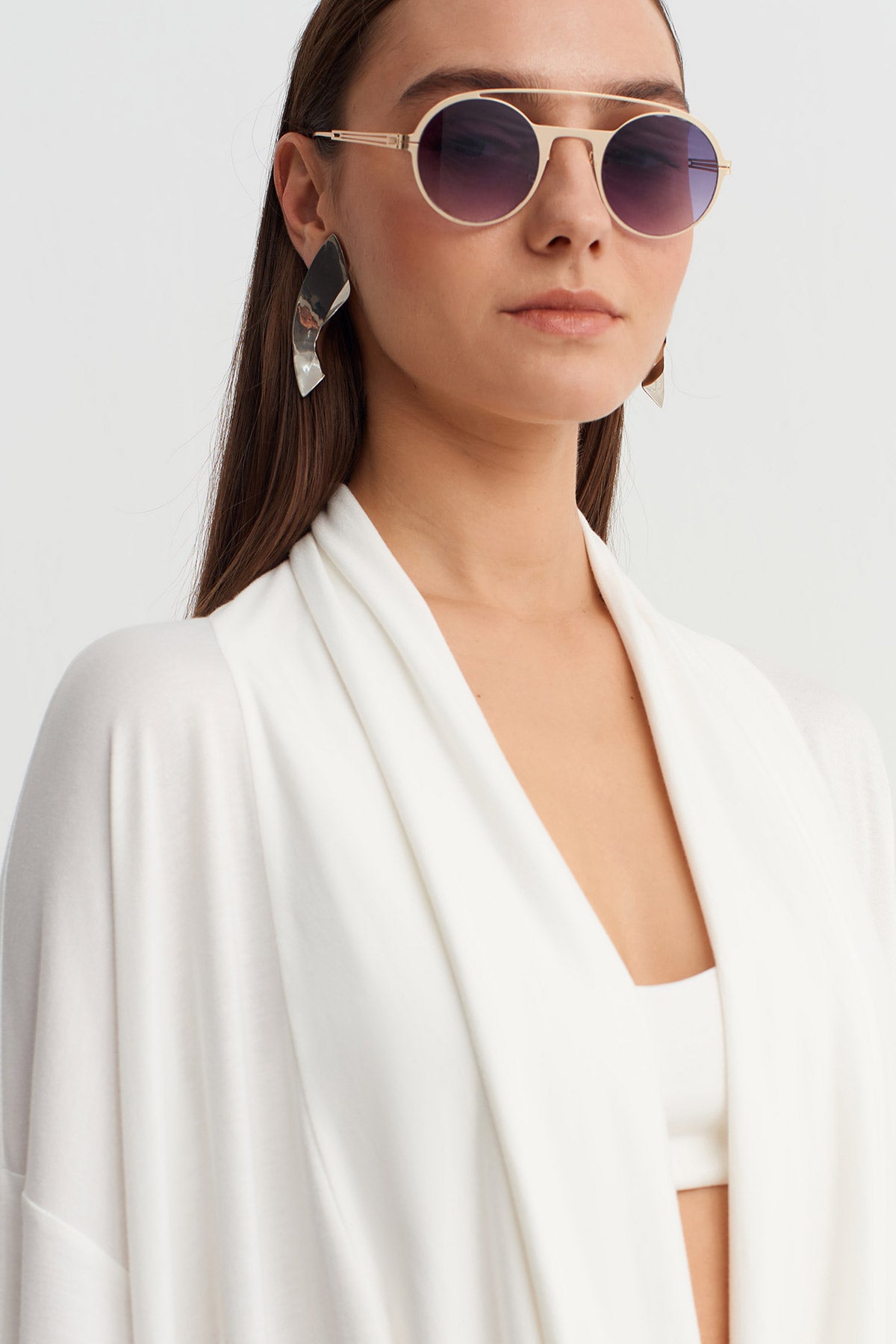 فستان طويل بلون أبيض كريمي مع تفاصيل ياقة منسدلة - Y264014047