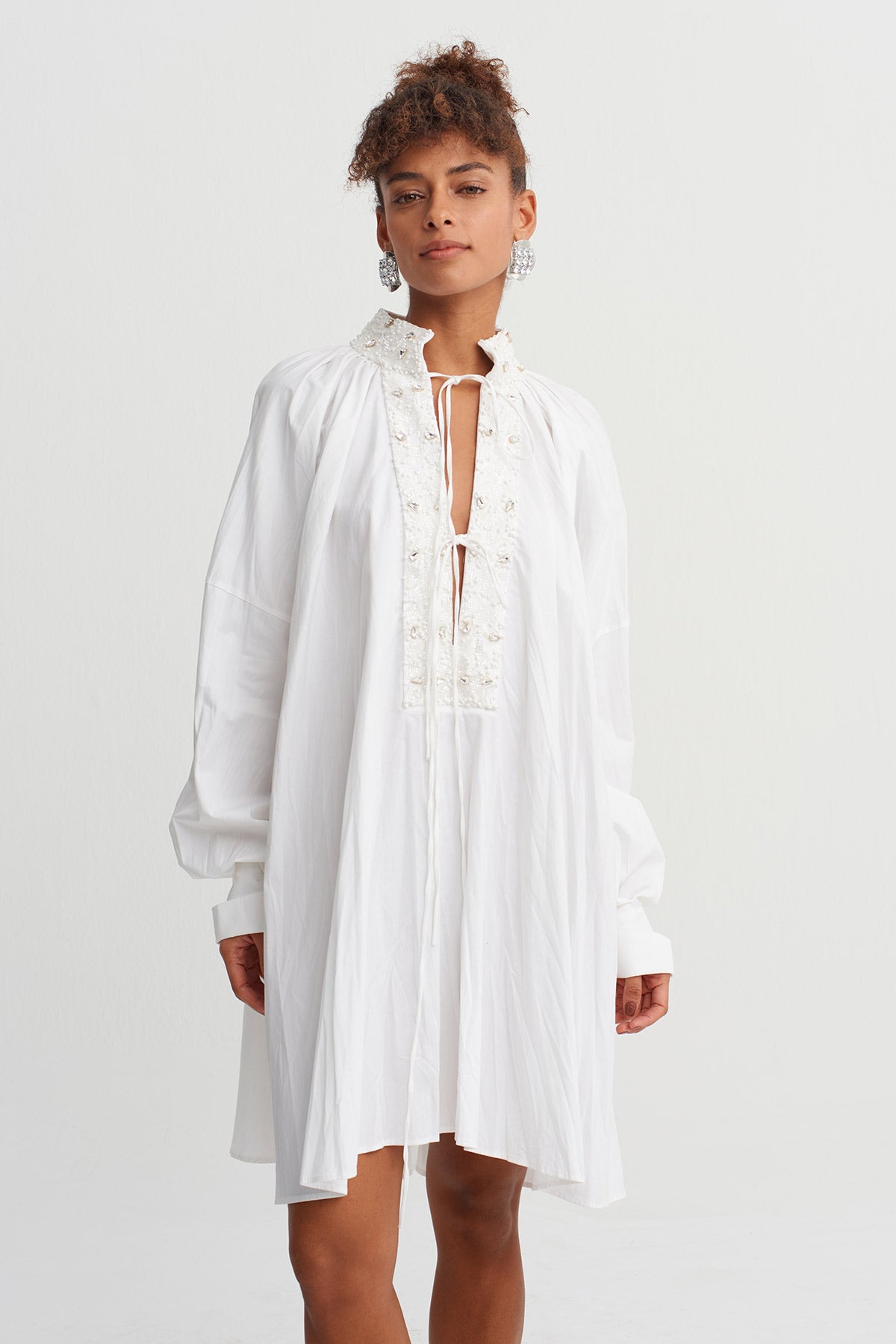 Kırık Beyaz İşlemeli Bağcıklı Oversize Mini Elbise-Y264014051