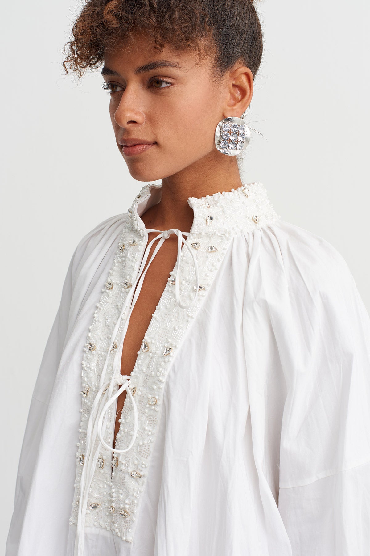 Kırık Beyaz İşlemeli Bağcıklı Oversize Mini Elbise-Y264014051