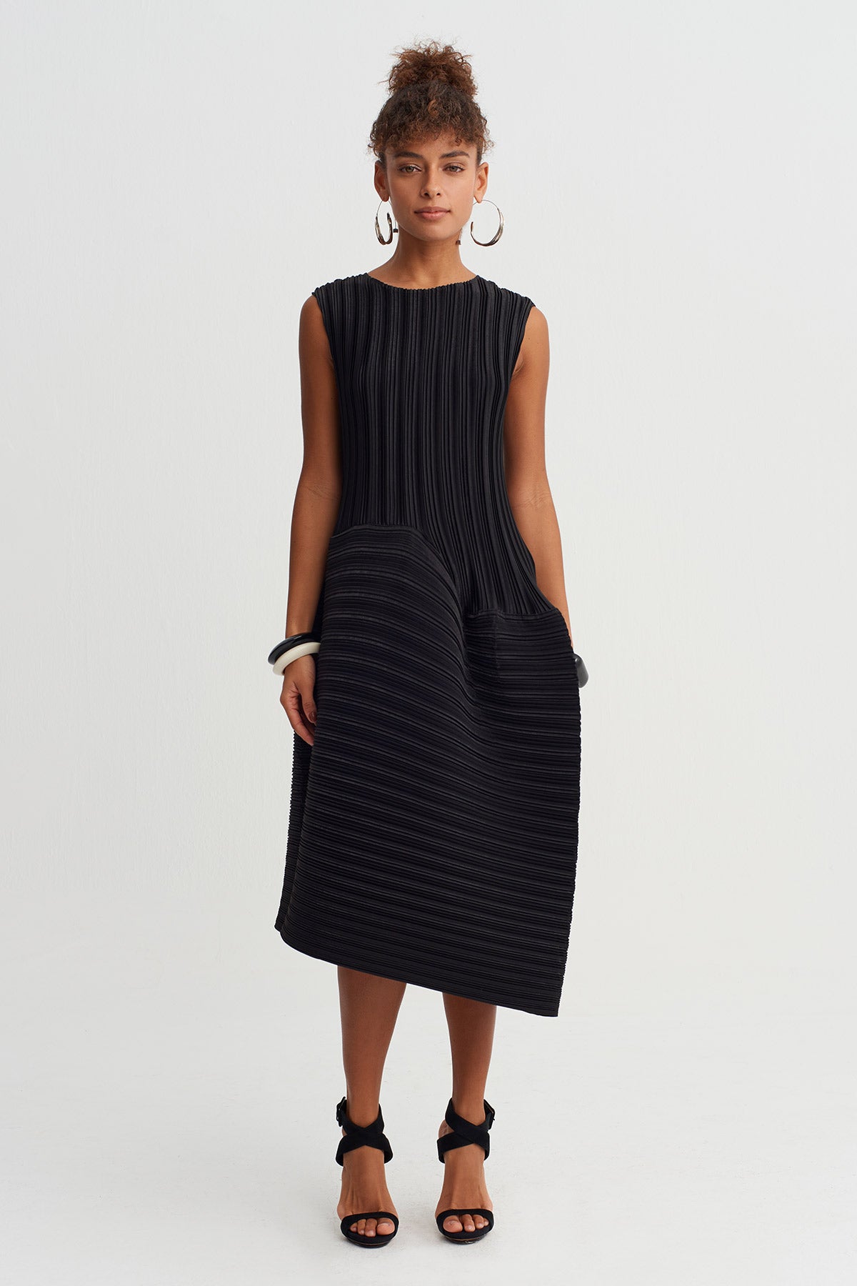 Siyah Piliseli Kolsuz Asimetrik Elbise-Y264014052