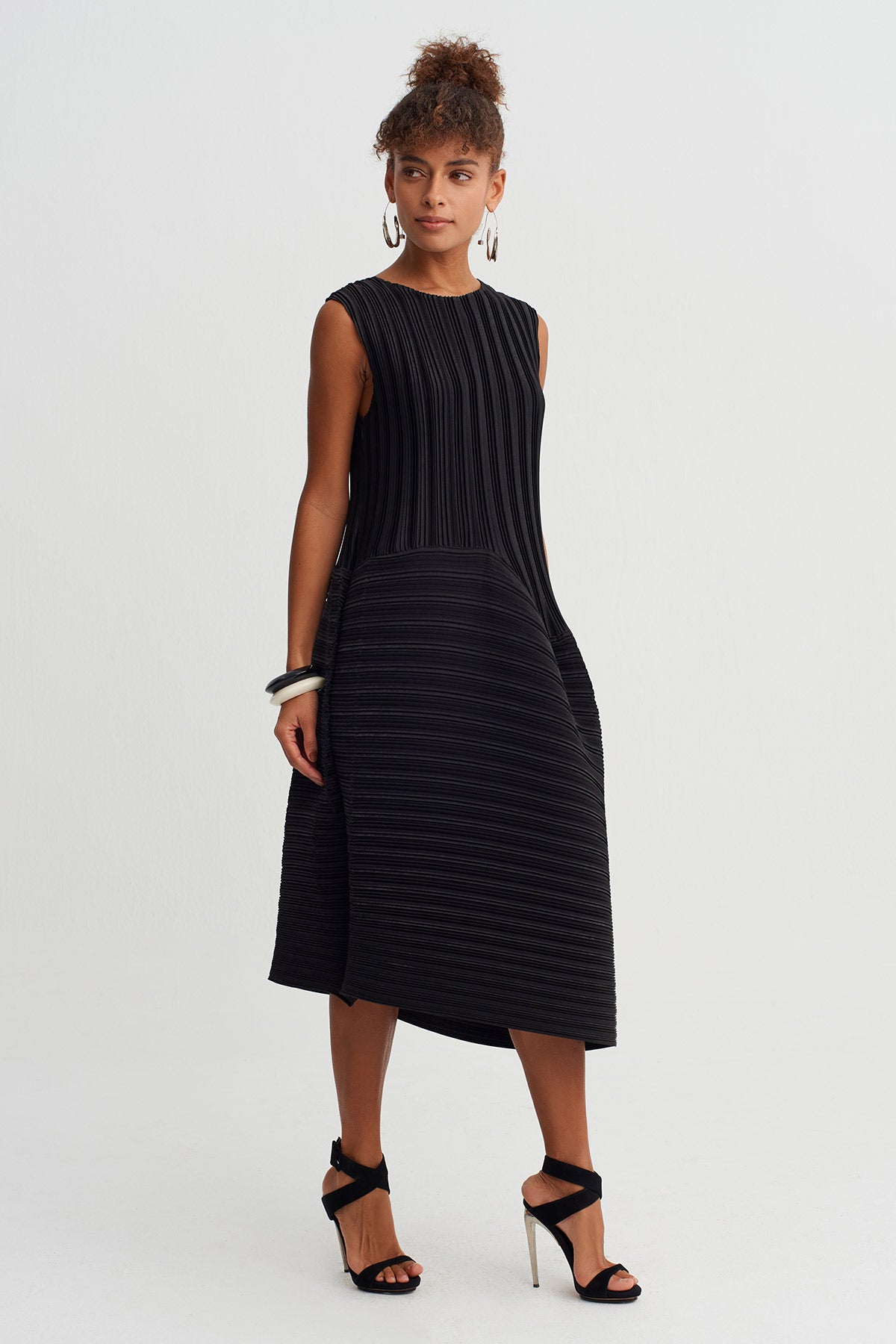 Siyah Piliseli Kolsuz Asimetrik Elbise-Y264014052