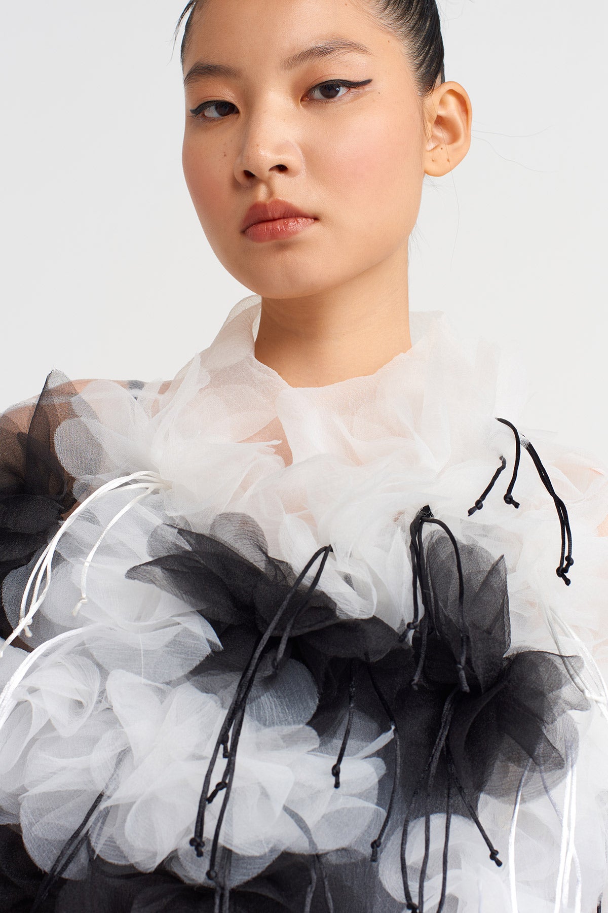 Beyaz / Siyah Çiçek İşlemeli Organze Elbise-Y264014054