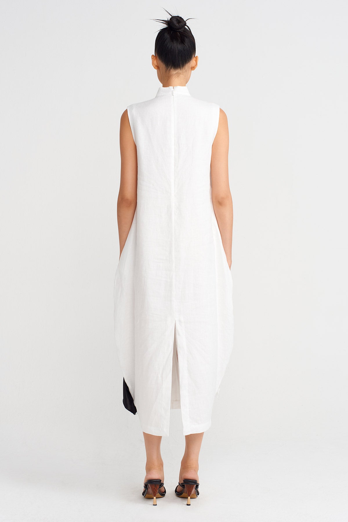 Siyah / Beyaz Çiçek Aplikeli Keten Elbise-Y264014056