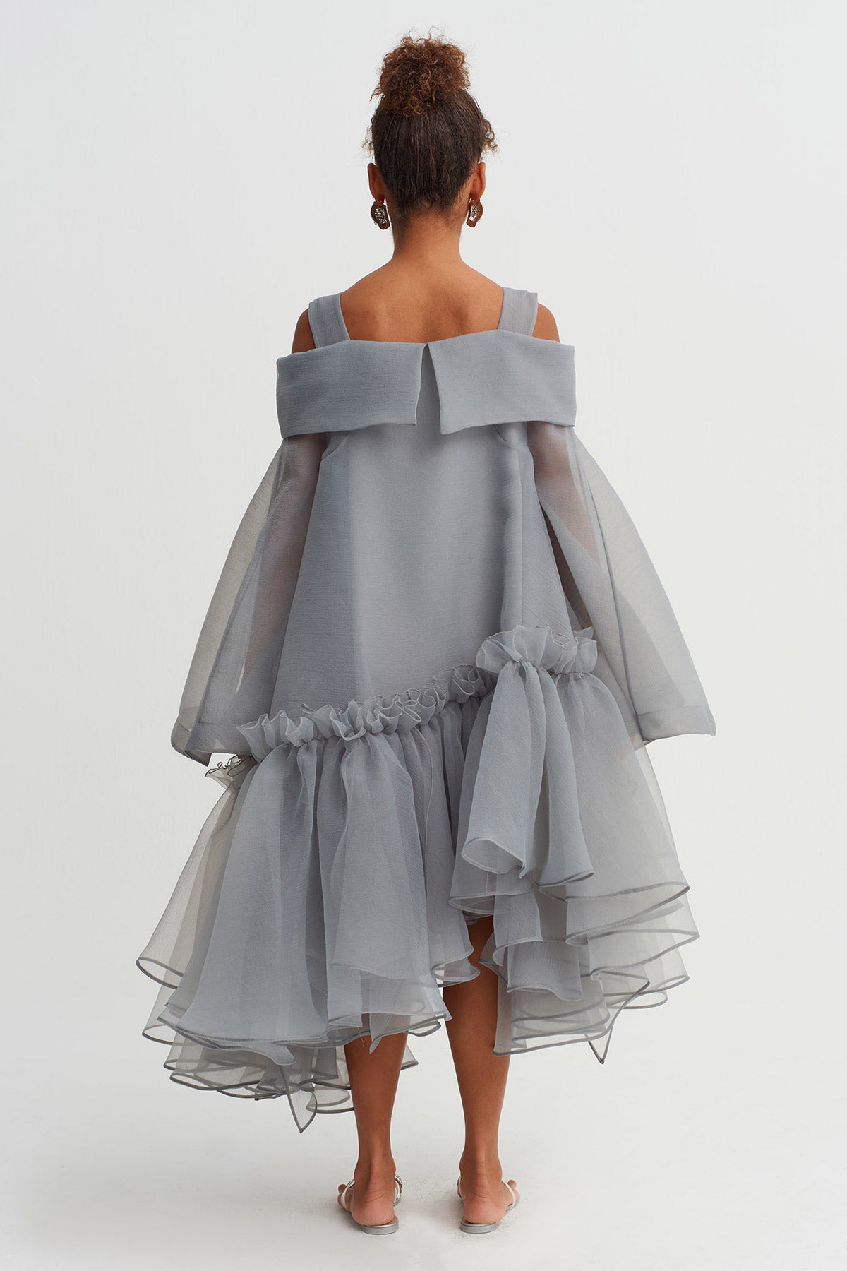 فستان شيفون متعدد الطبقات بلون أخضر داكن مكشوف الكتفين - Y264014064