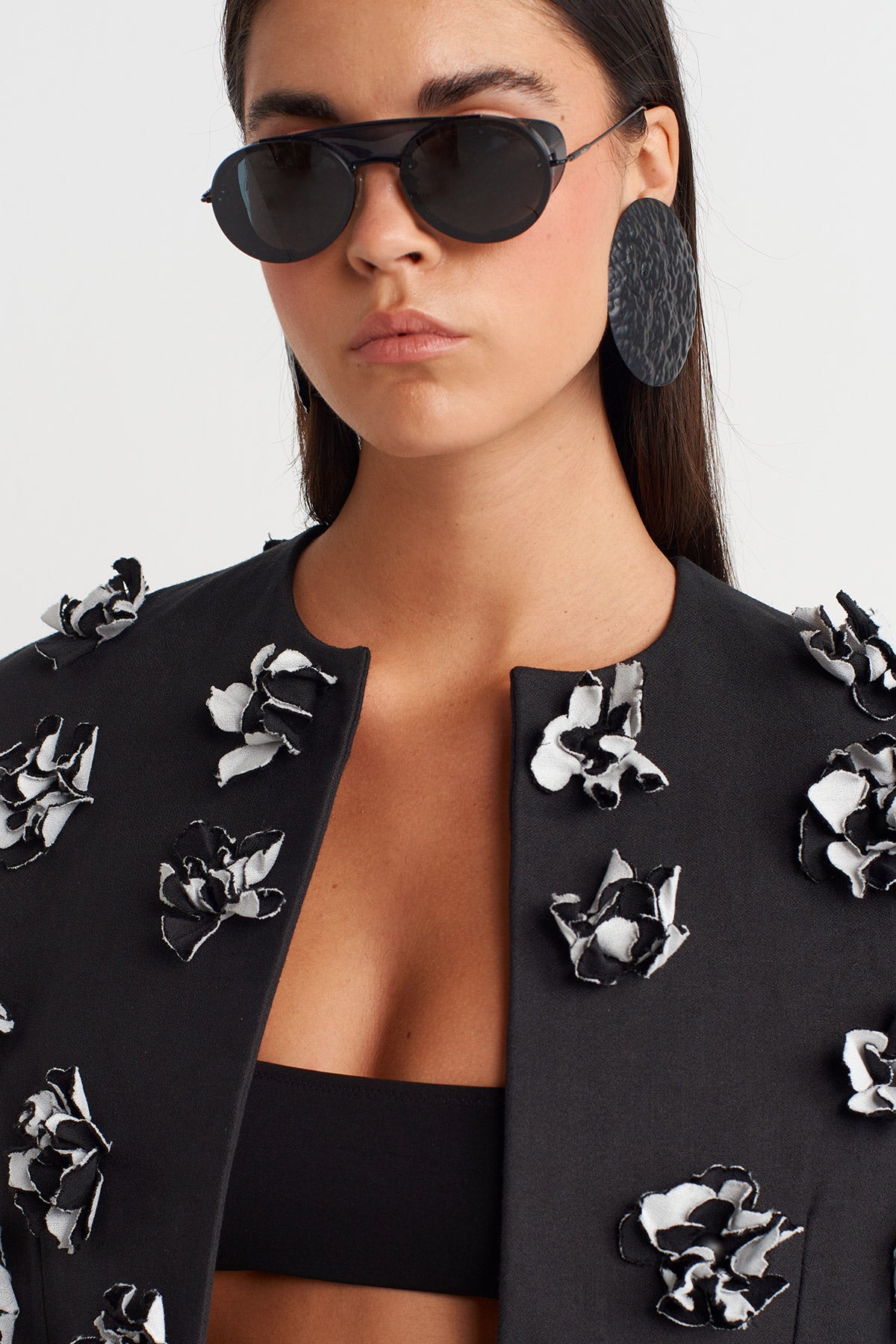 جاكيت أسود/أبيض مزين بتطريزات زهرية - Y265015010