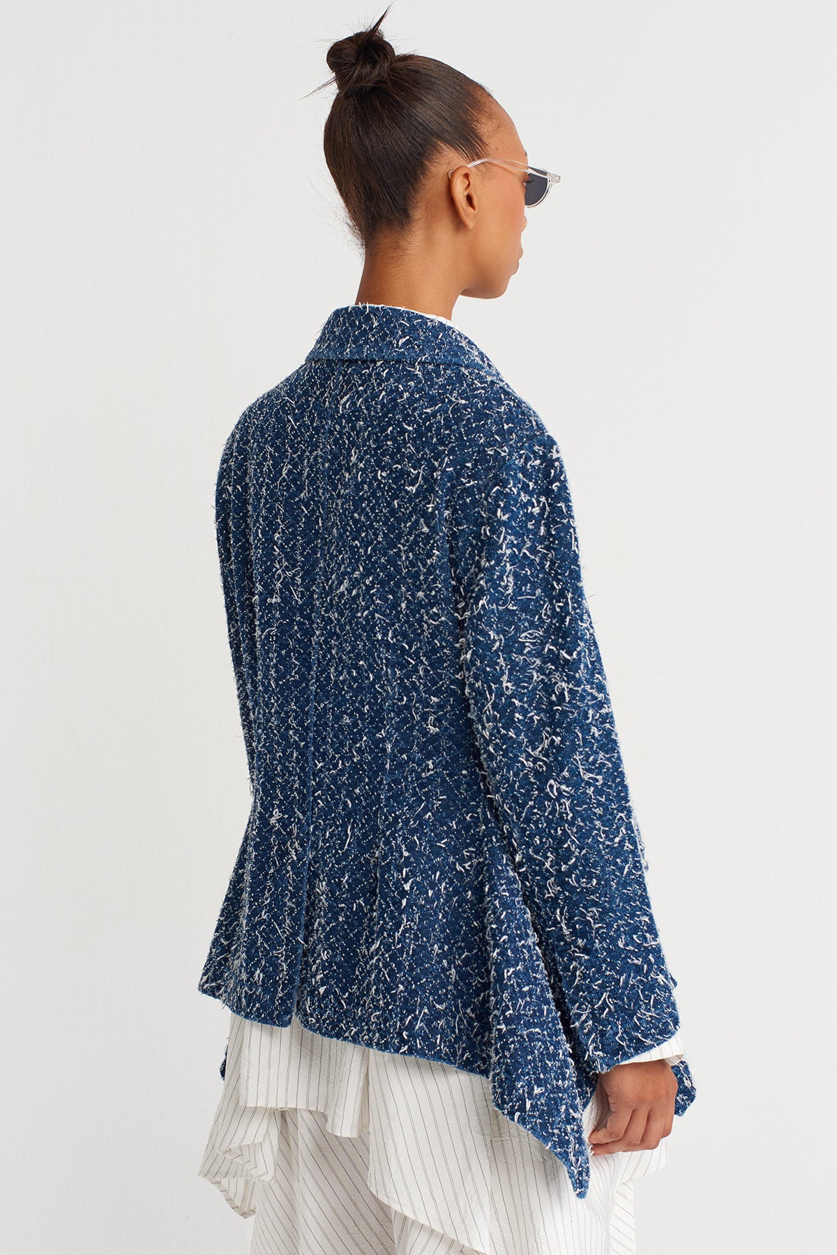 جاكيت جينز أزرق داكن ممزق ومحكم الملمس - Y265015012