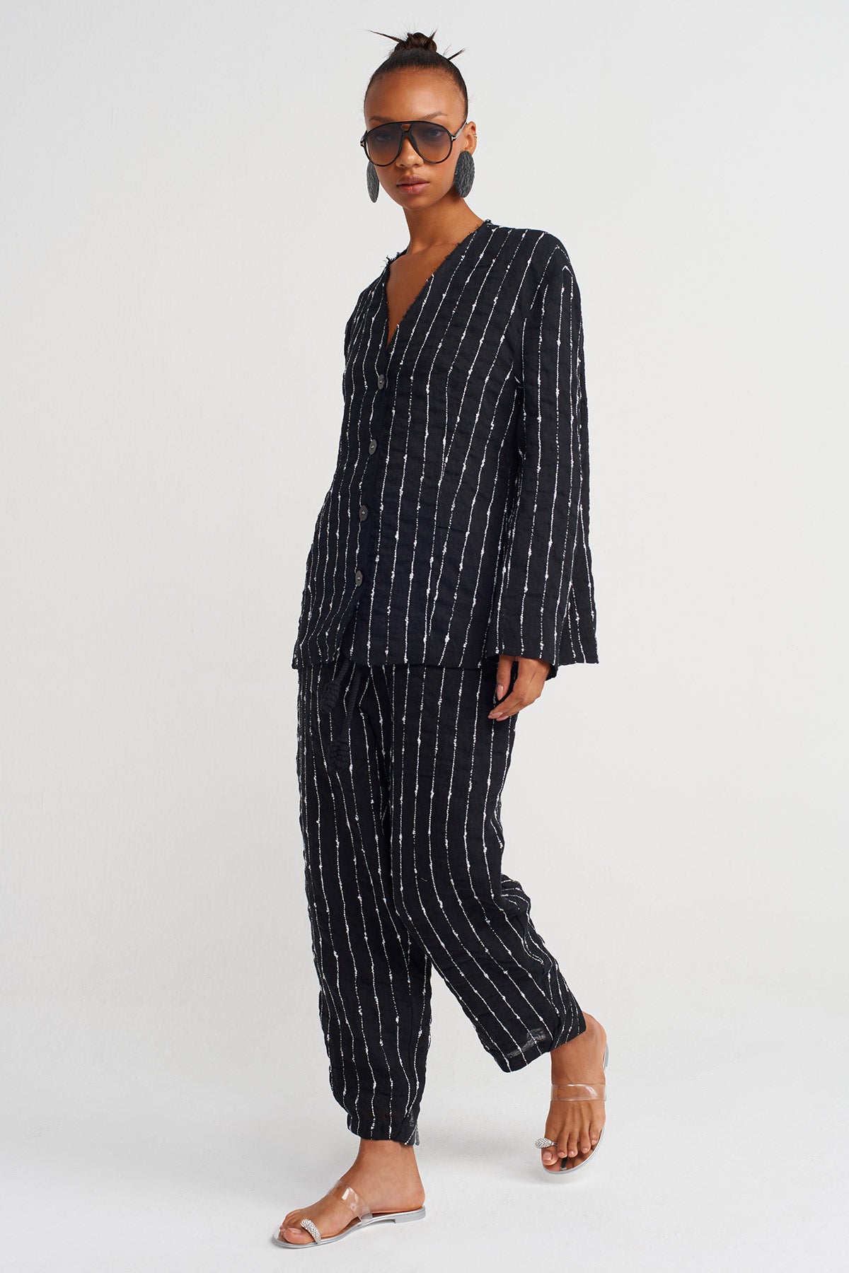 جاكيت أسود مخطط بنقشة مميزة - Y265015013