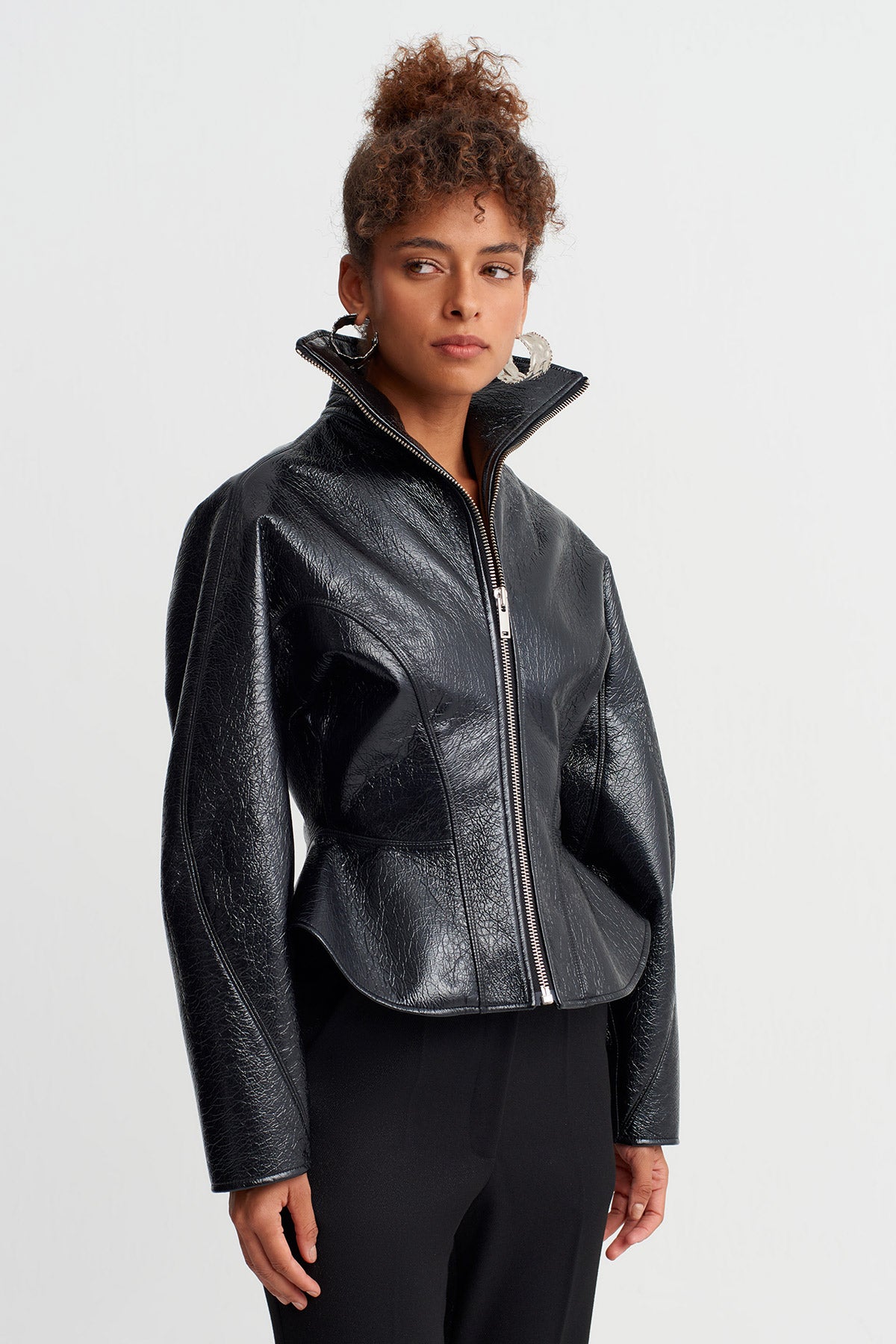 Siyah Dik Yaka Bele Oturan Parlak Ceket.-Y265015018