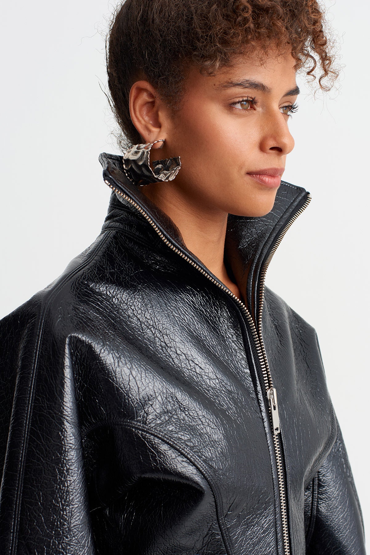 Siyah Dik Yaka Bele Oturan Parlak Ceket.-Y265015018