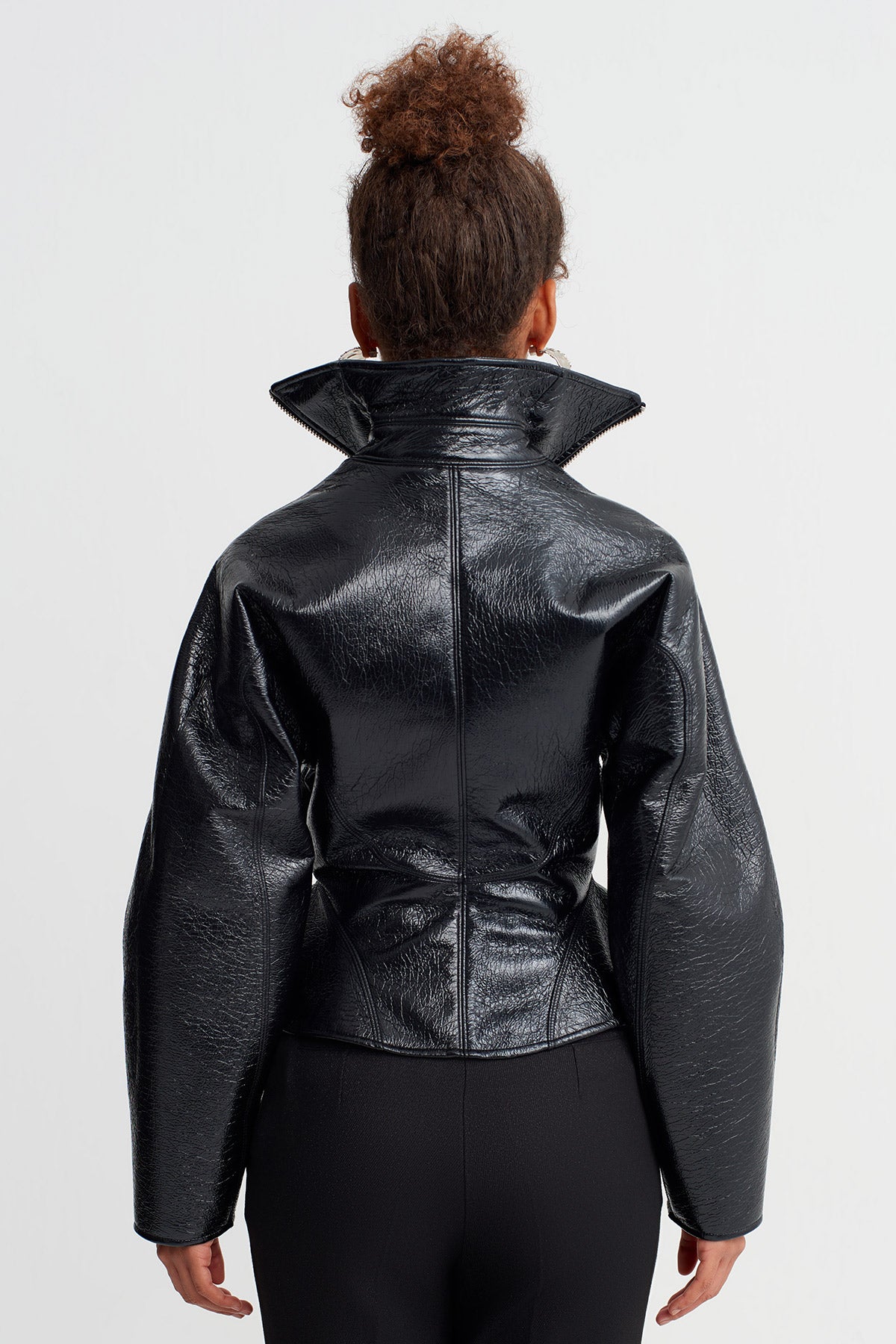 Siyah Dik Yaka Bele Oturan Parlak Ceket.-Y265015018