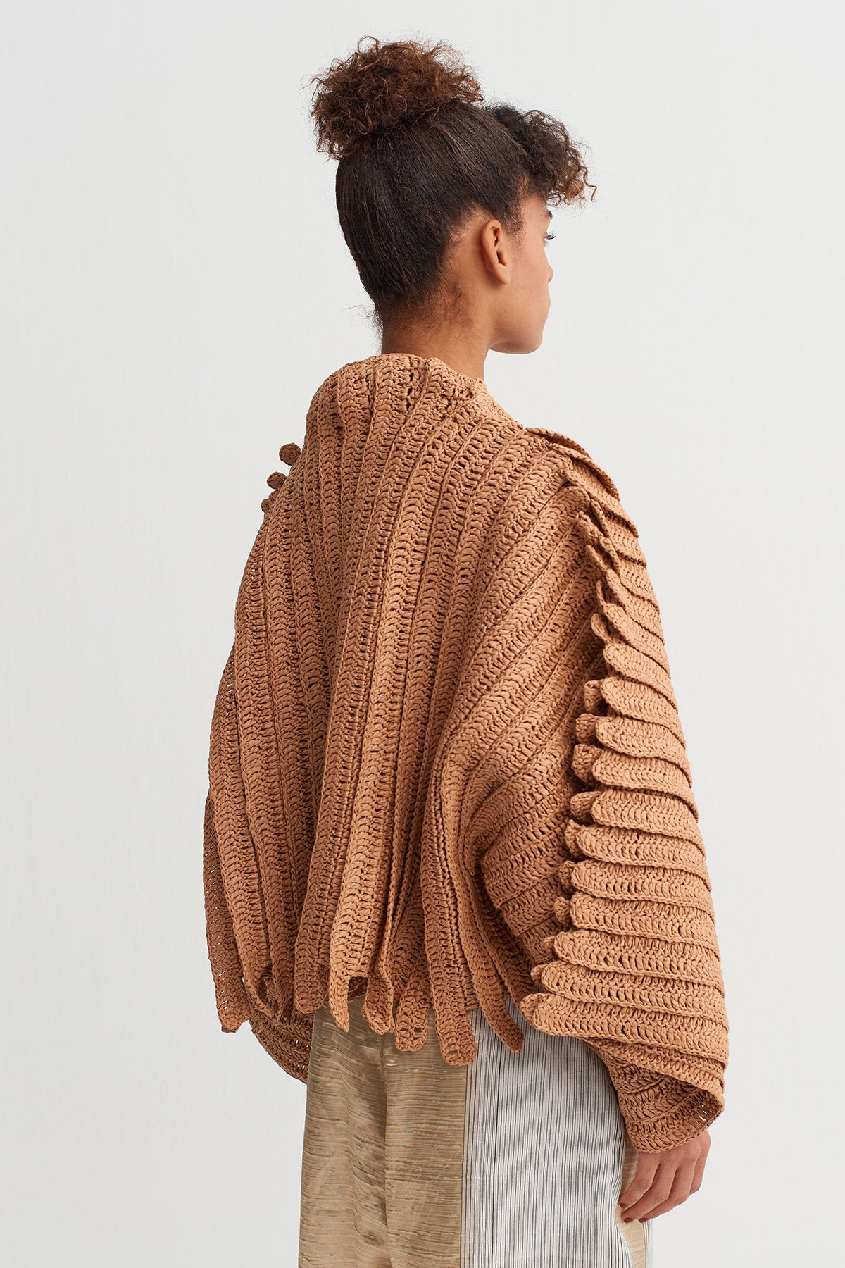 جاكيت برونزي مصنوع يدويًا من حبل ورقي - Y265015021