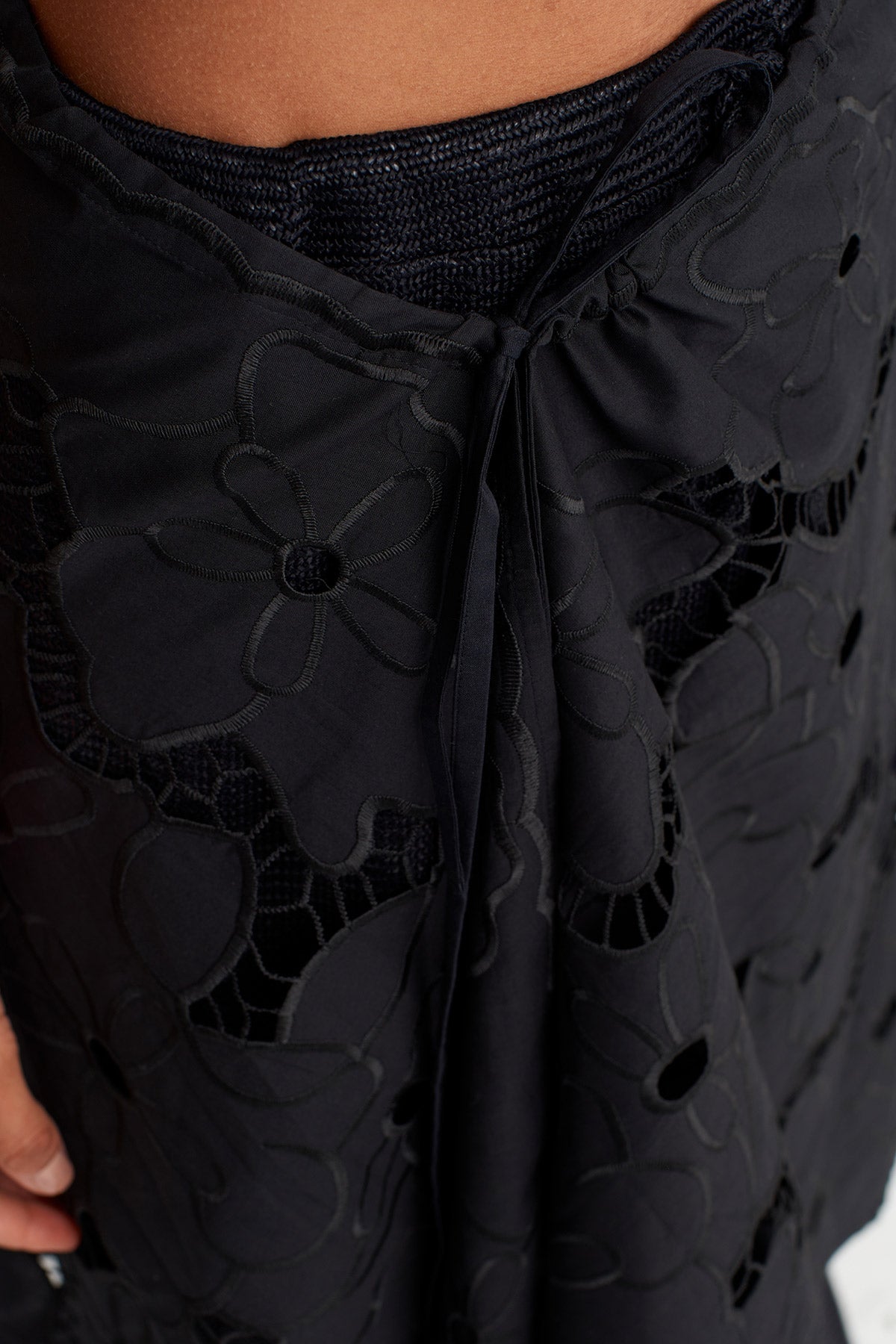 باريو من الدانتيل الأسود بنقشة زهور - Y266016007