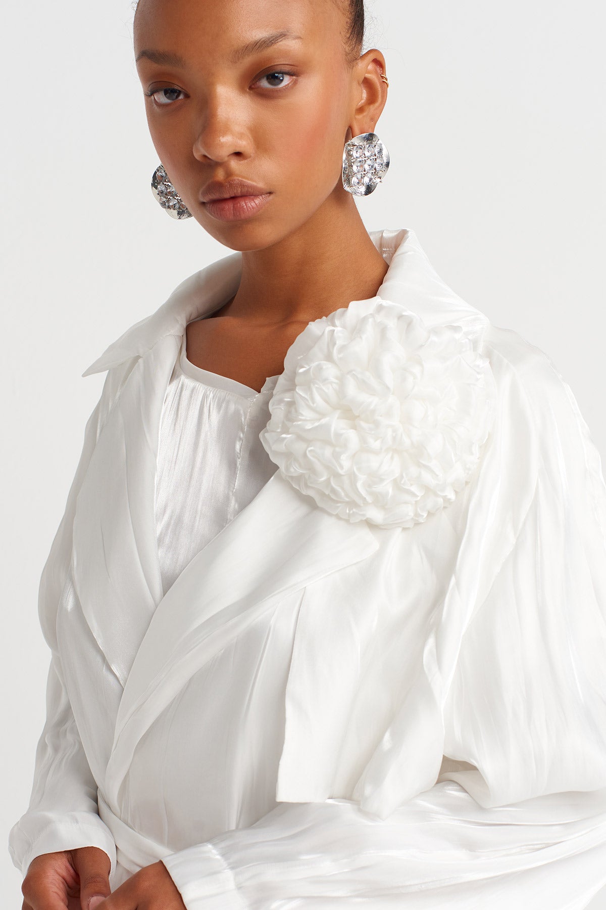 معطف ترنش لامع بلون أبيض كريمي بتفاصيل زهرية - Y267017005