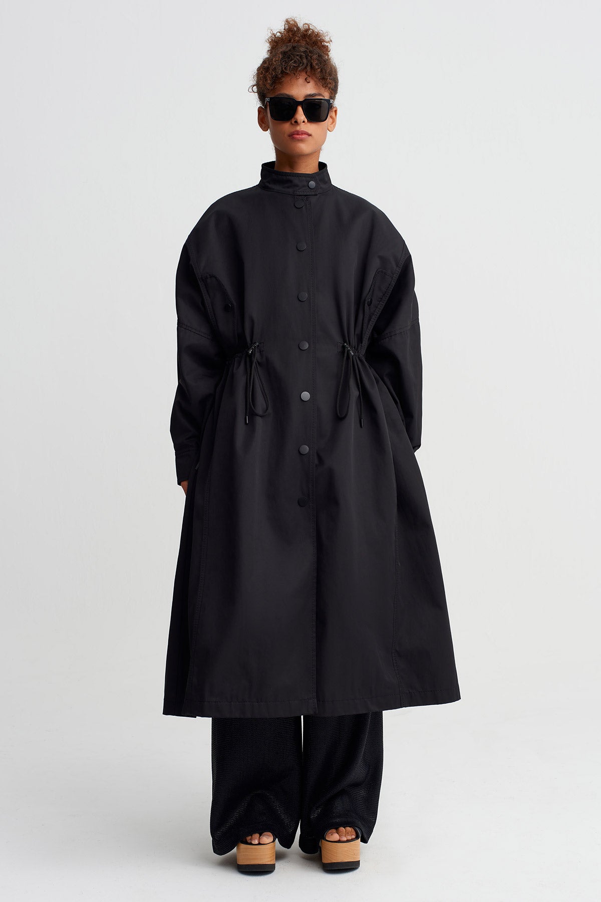 معطف ترنش أسود واسع بتفاصيل مكشكشة - Y267017012