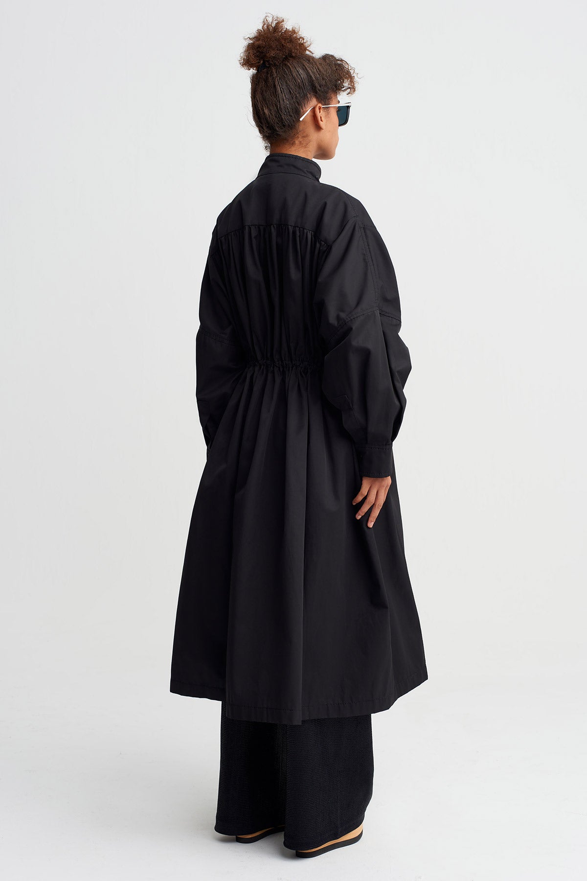 معطف ترنش أسود واسع بتفاصيل مكشكشة - Y267017012