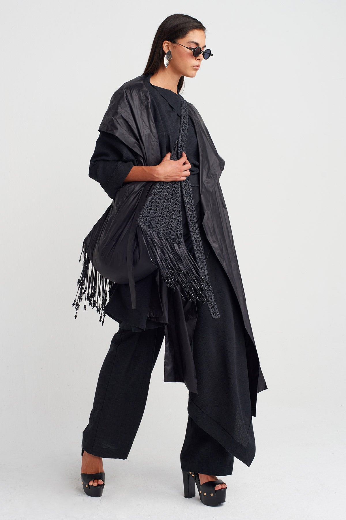 حقيبة كتف كبيرة الحجم مزينة بشرابة سوداء من المكرمية - Y268018004