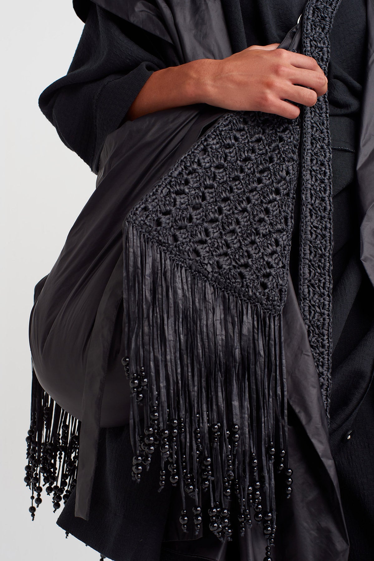 حقيبة كتف كبيرة الحجم مزينة بشرابة سوداء من المكرمية - Y268018004