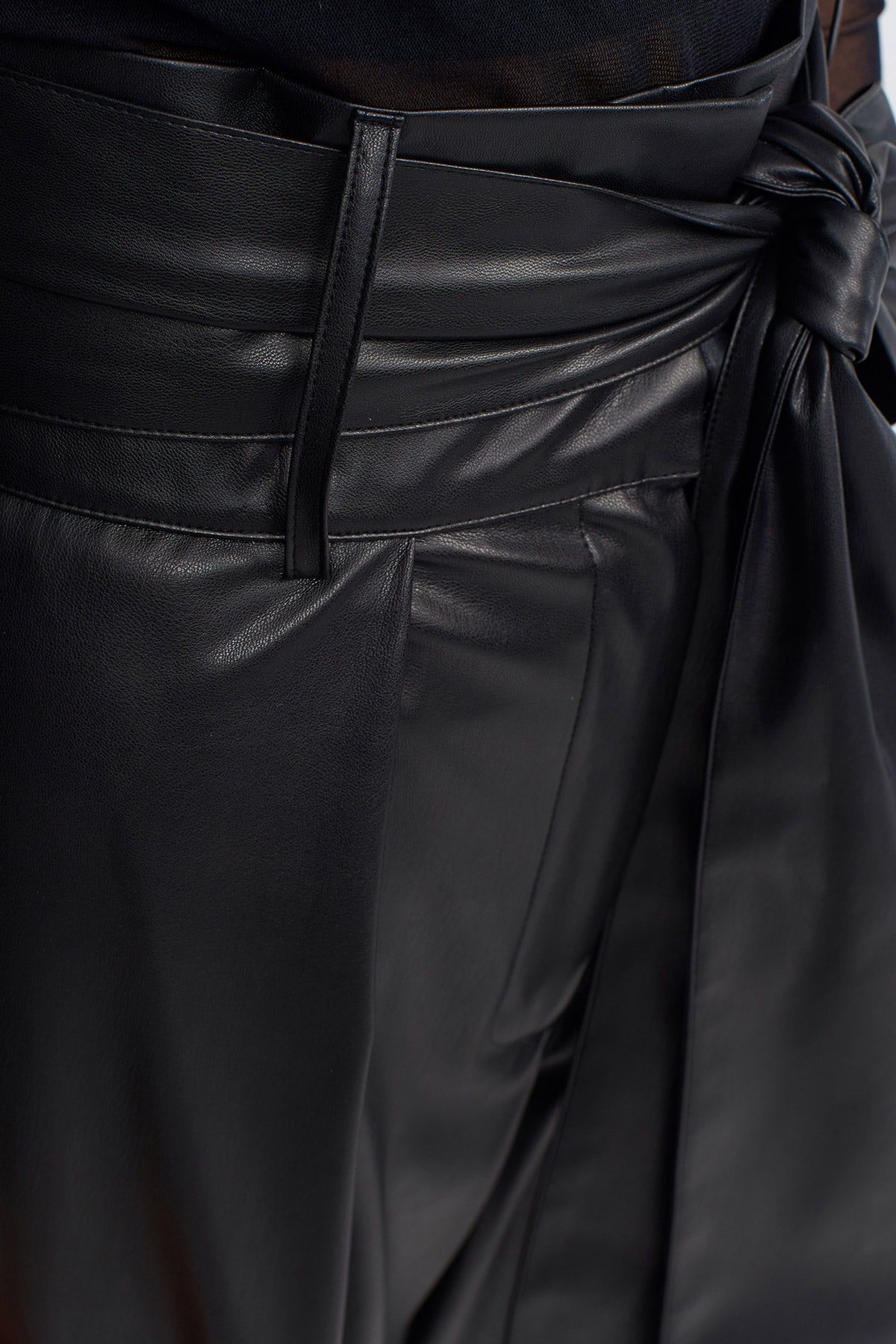 Siyah Yüksek Belli, Kemerli Suni Deri Pantolon-K233013048