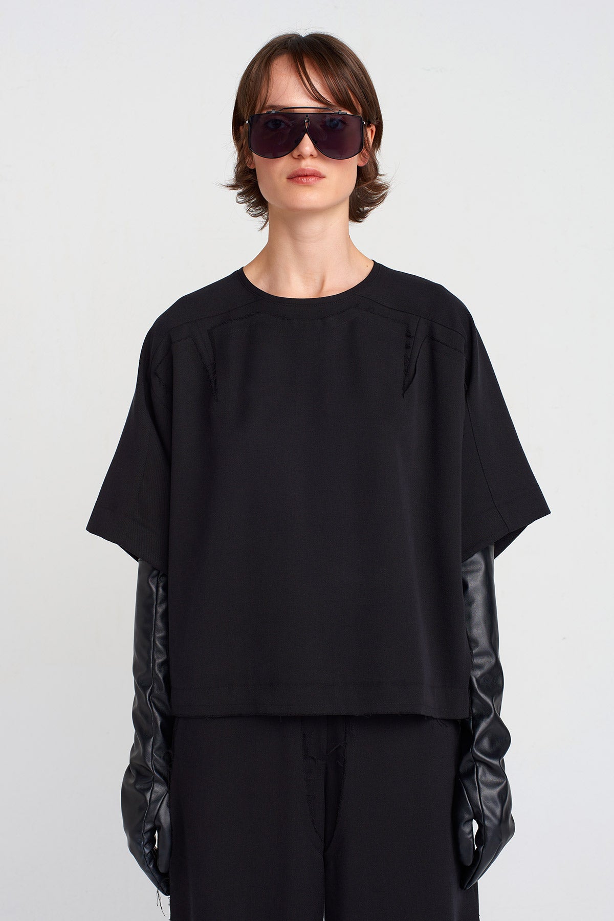 Siyah Arkası Düğmeli Basic Tshirt-K251011037