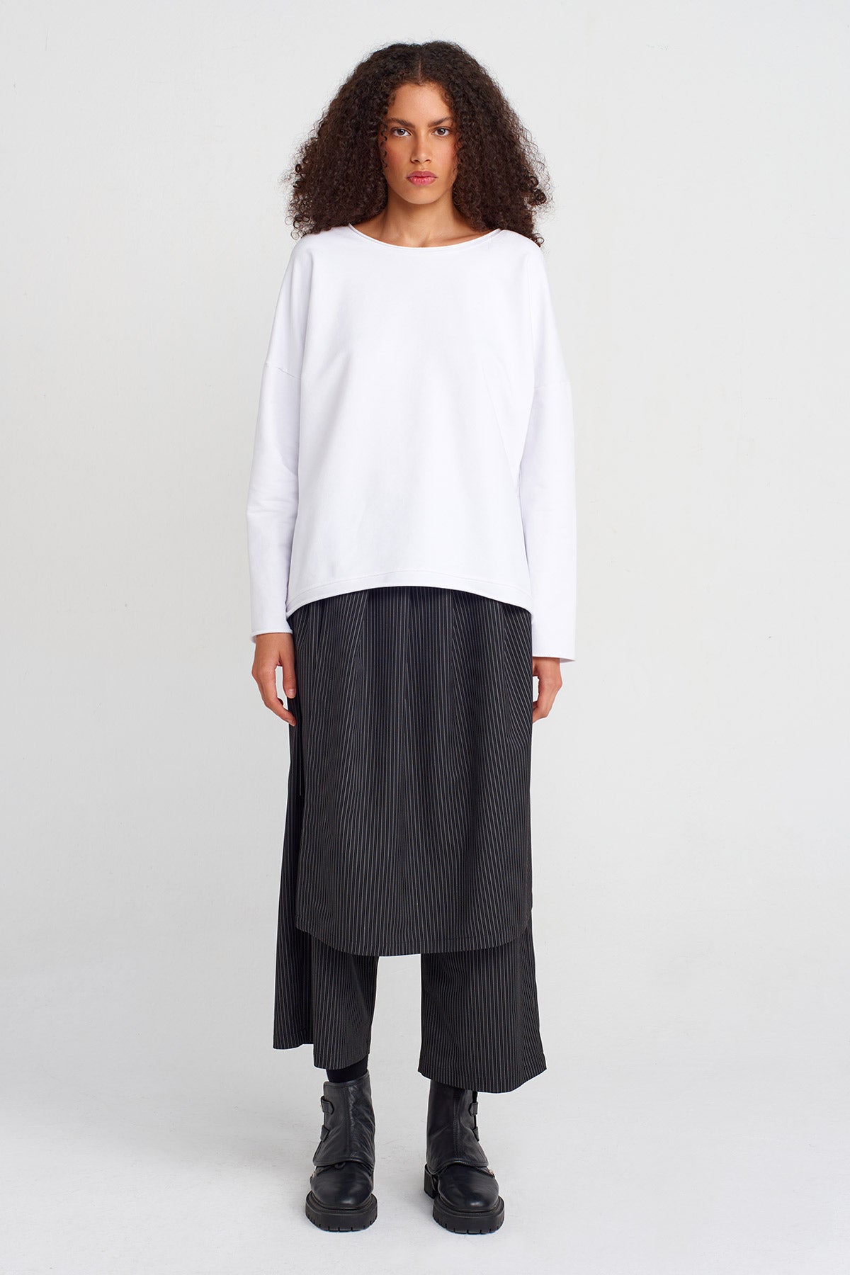 Kırık Beyaz Geniş Yaka Basic Sweatshirt-K251011061