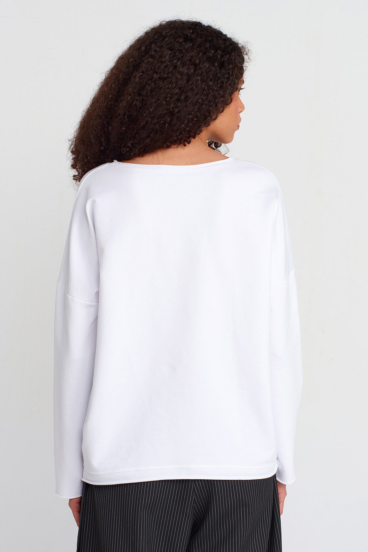 Kırık Beyaz Geniş Yaka Basic Sweatshirt-K251011061