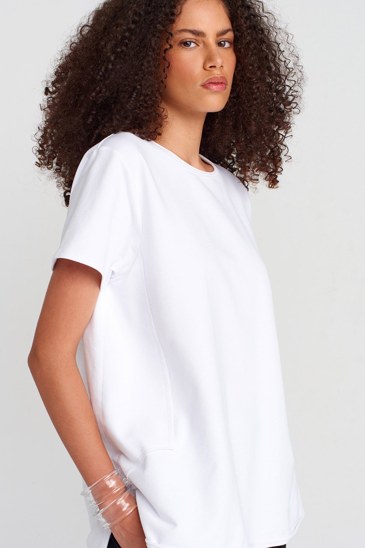 Kırık Beyaz Arkası Uzun Basic T-Shirt-K251011062