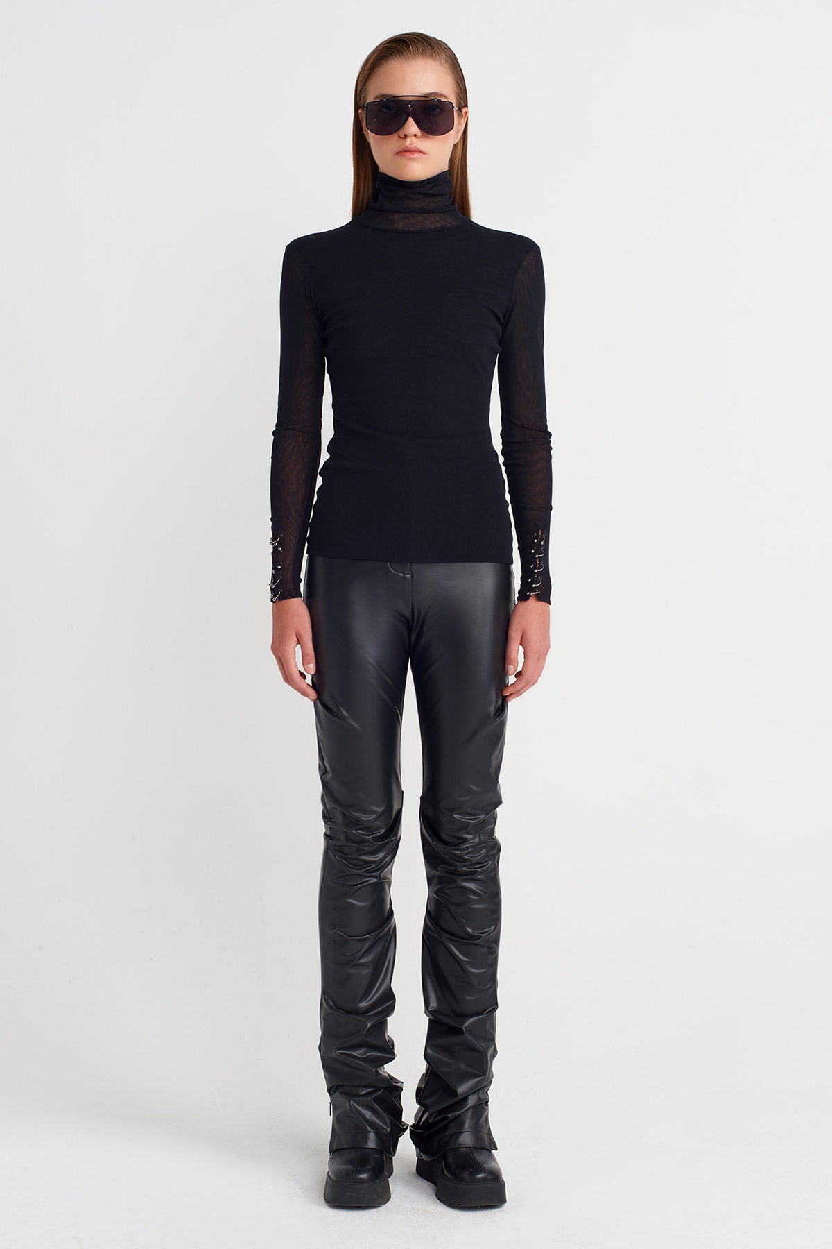 Siyah Kolları Metal Aksesuarlı Tül Body-K251011079