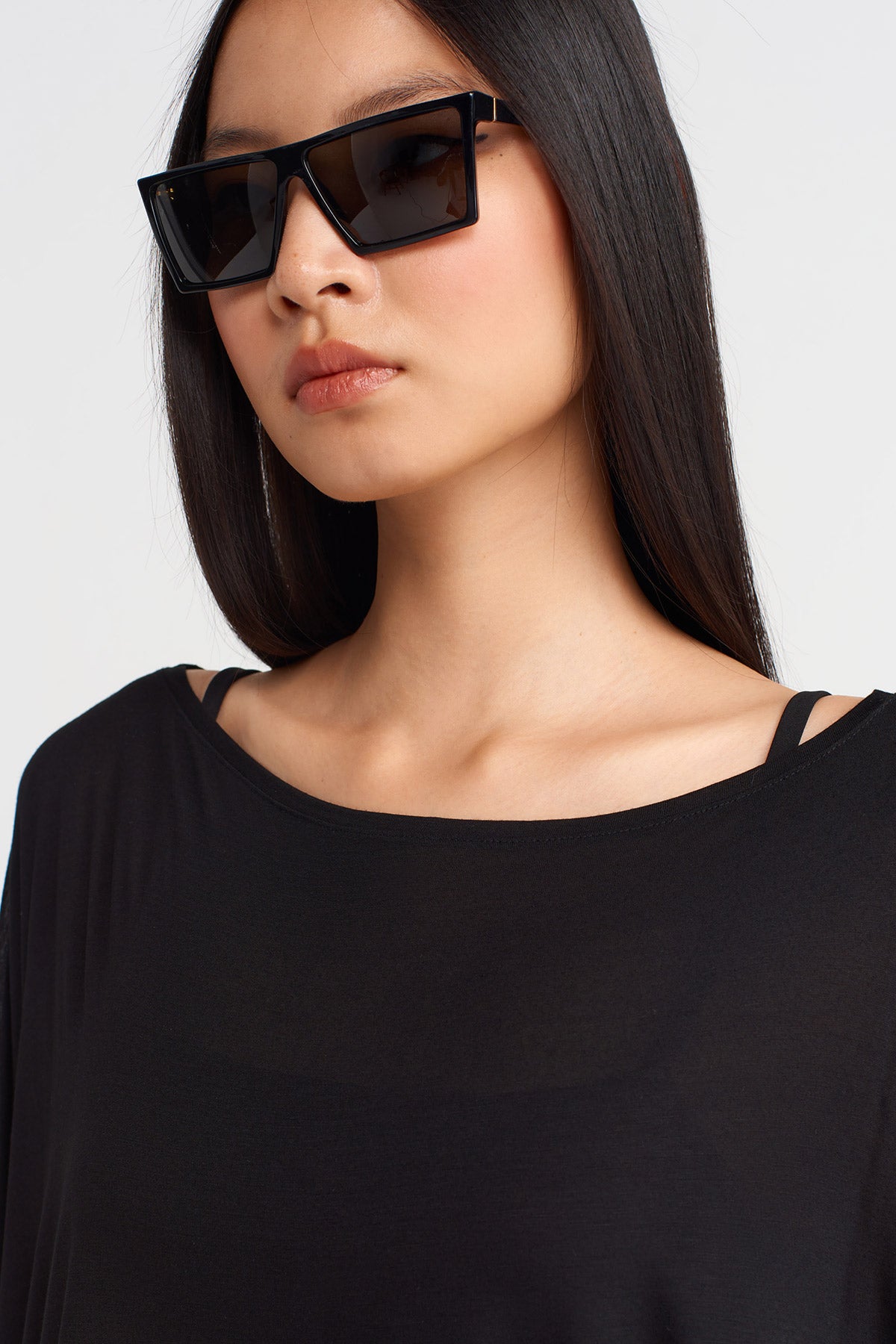 Siyah Yanlardan Derin Yırtmaçlı Oversize Bambu Bluz-K251011084