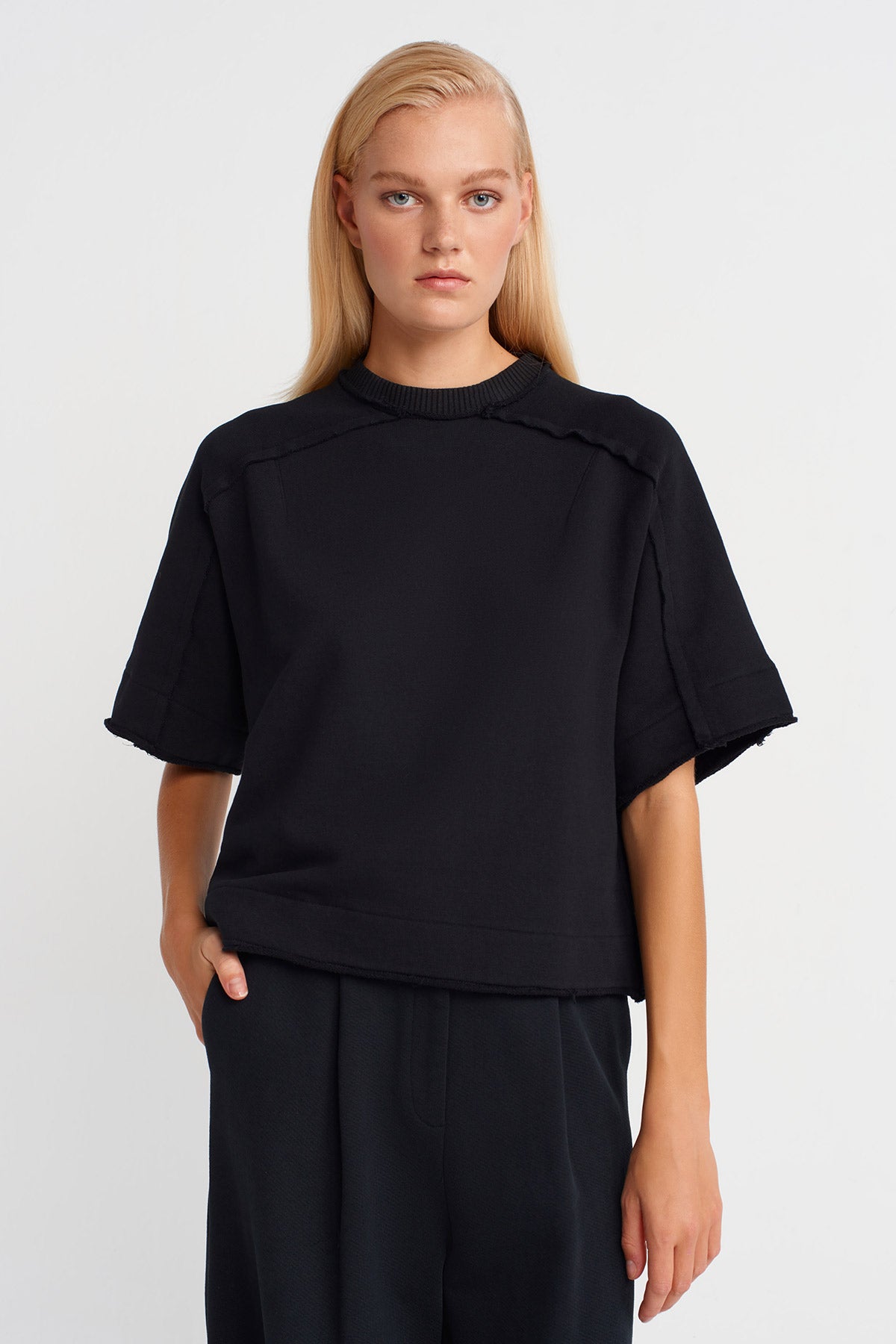 تي شيرت أسود بتفاصيل خياطة مقطوعة - K251011087