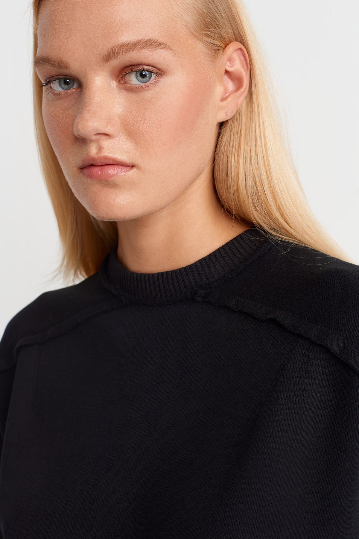 تي شيرت أسود بتفاصيل خياطة مقطوعة - K251011087