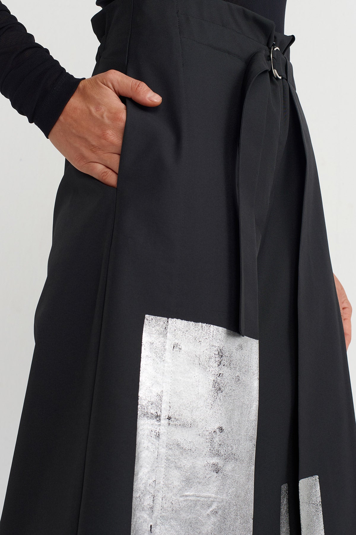 Siyah Metalik Baskı Detaylı Geniş Paça Pantolon-K253013006