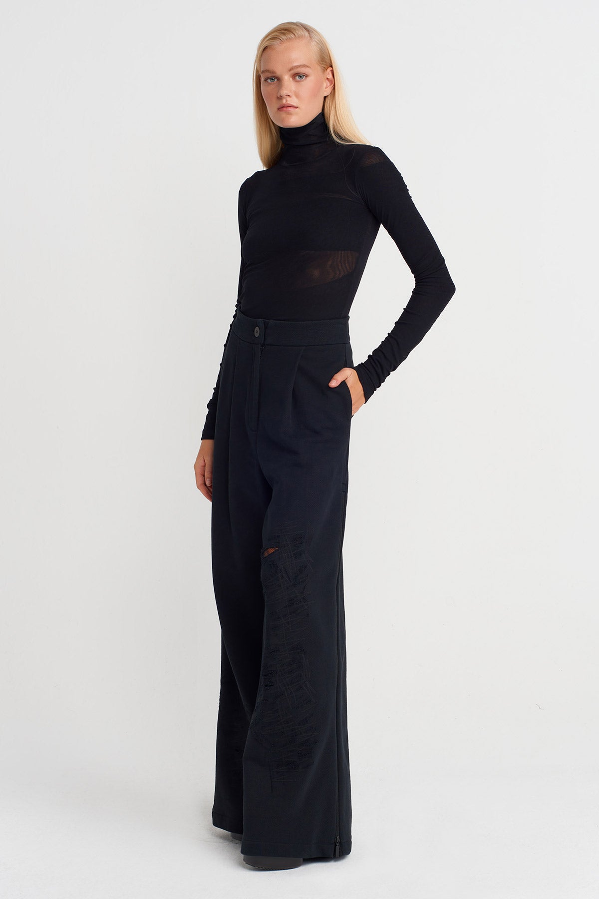 Siyah Dokulu Detaylı Bol Paça Pantolon-K253013049