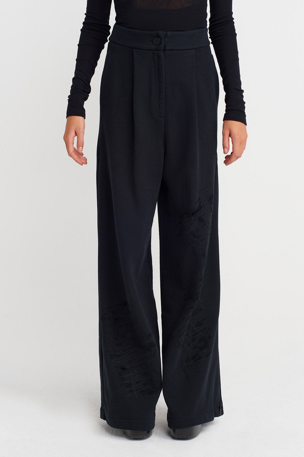 Siyah Dokulu Detaylı Bol Paça Pantolon-K253013049