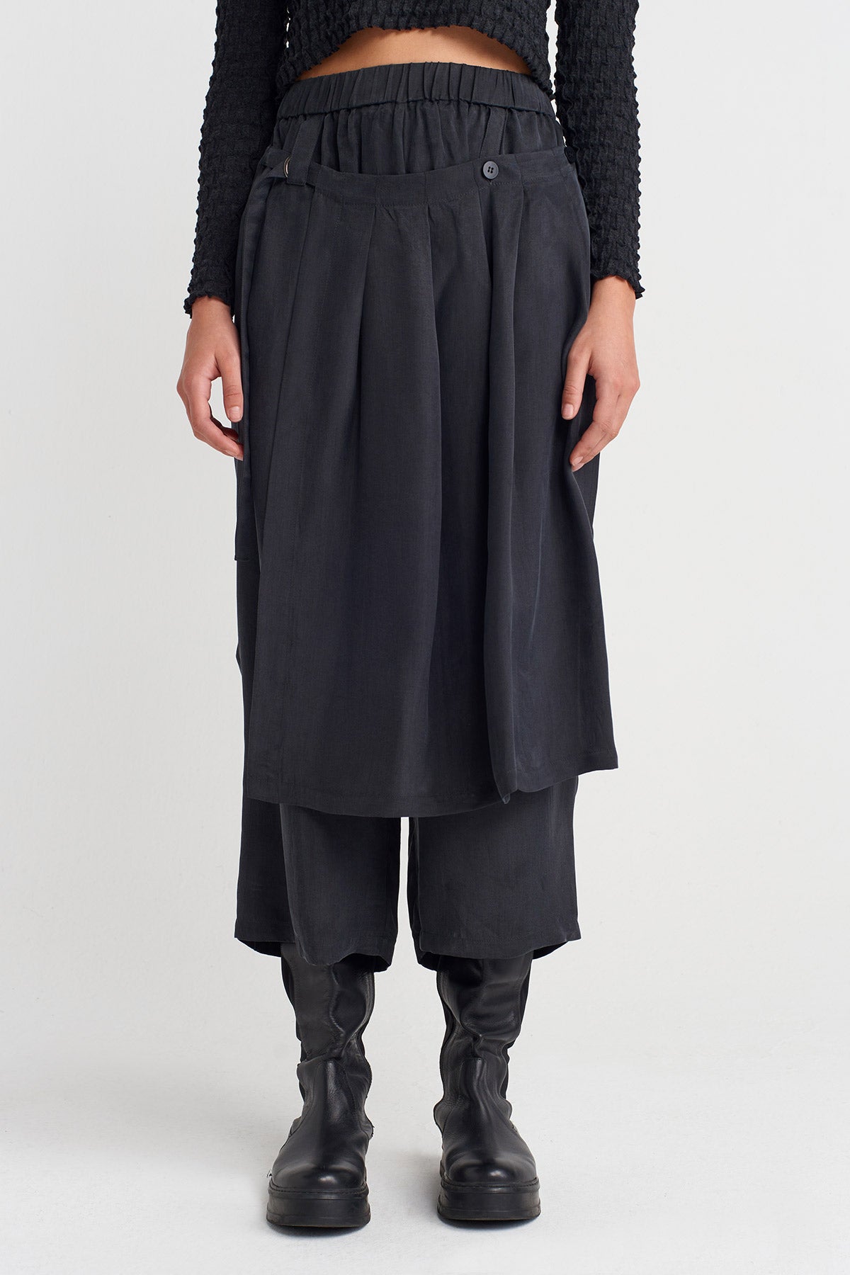 Siyah Pileli Etekli Pantolon-K253013054