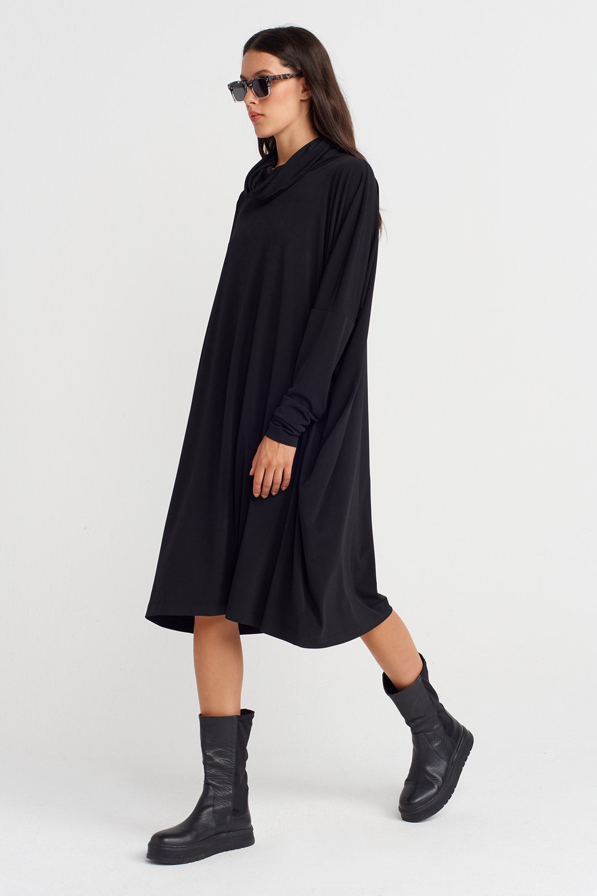 Siyah Dökümlü Yaka Oversize Jarse Elbise-K254014105