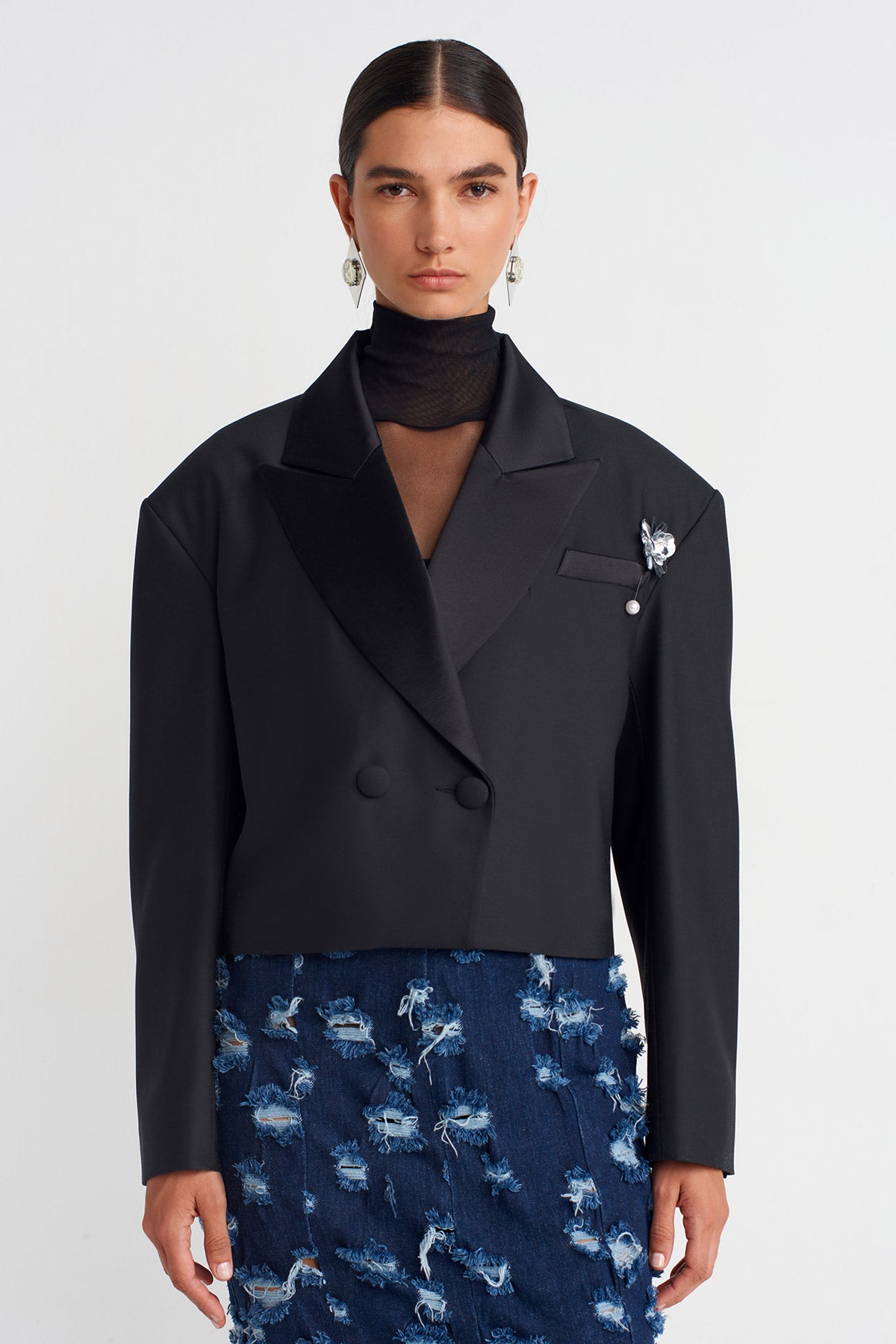 Siyah Yakası Broşlu Crop Blazer Ceket-K255015084