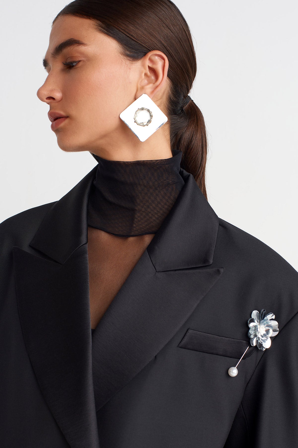 Siyah Yakası Broşlu Crop Blazer Ceket-K255015084