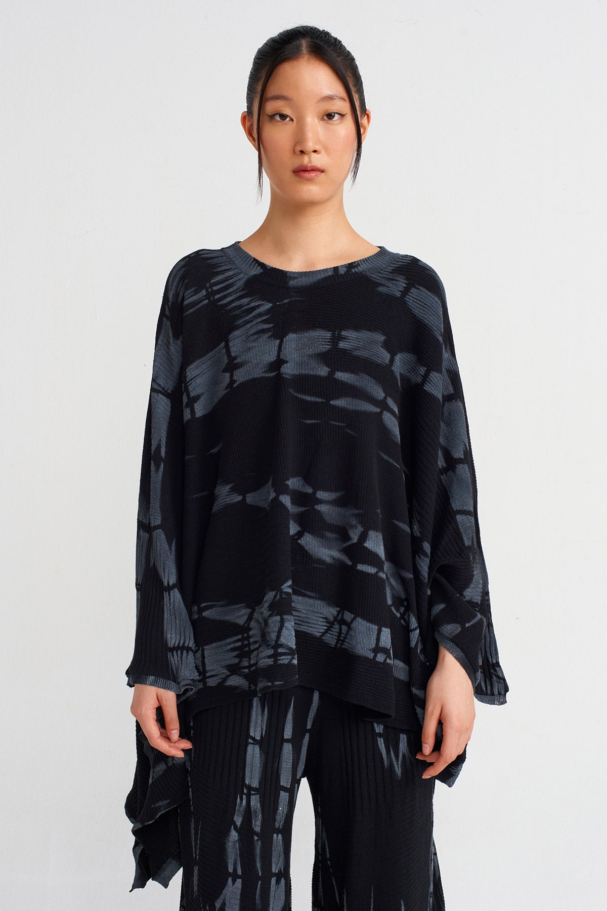 Siyah Batik Desenli Oversize Kazak-Y241011110