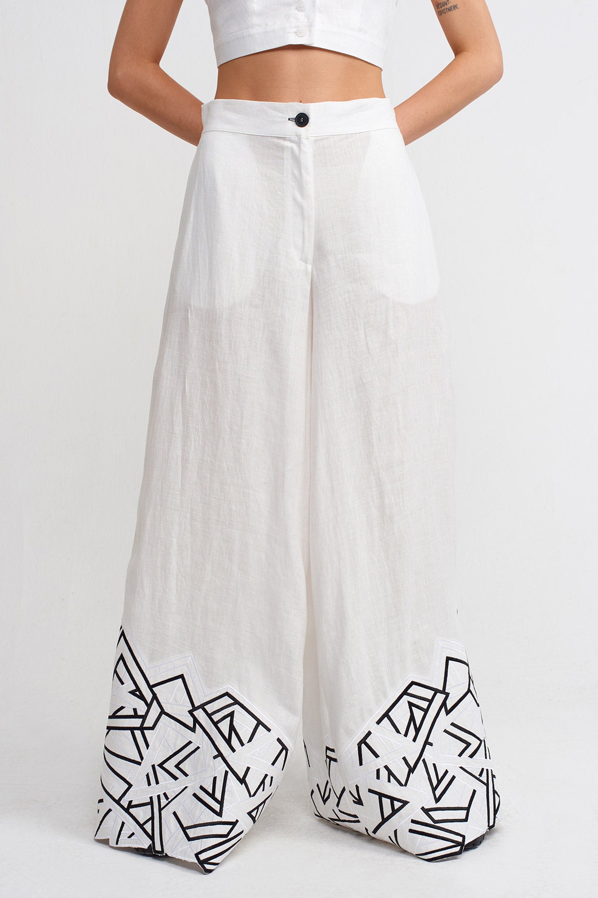 Beyaz / Siyah Paçaları Nakış Desenli Bol Pantolon-Y243013012