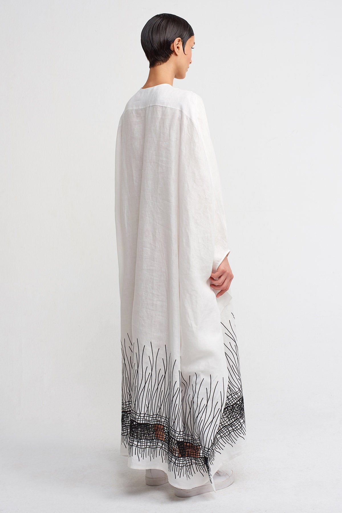 Beyaz / Siyah Etekleri Nakışlı Uzun Kaftan Elbise-Y244014025