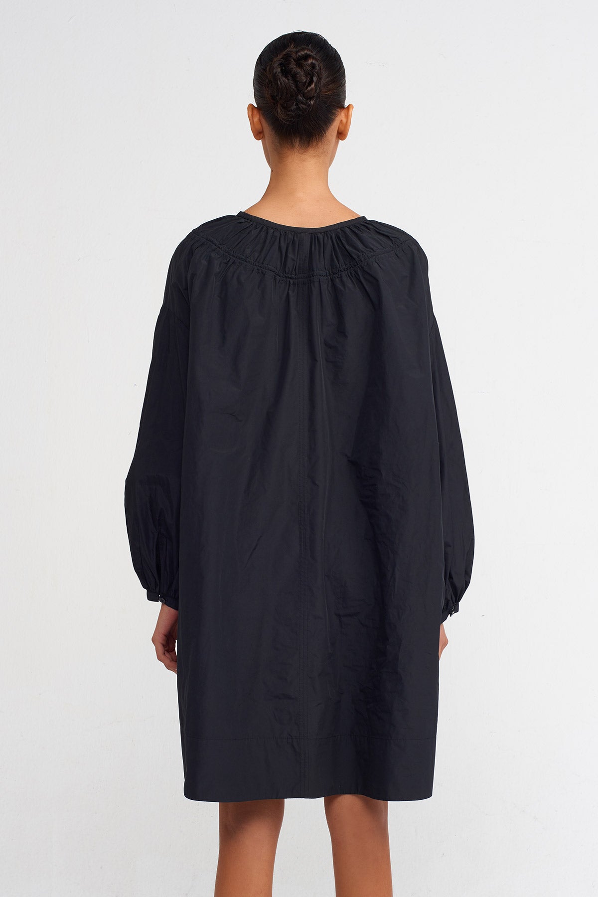 Siyah Uzun Kollu,Büzme Detaylı Kısa Tafta Elbise-Y244014048