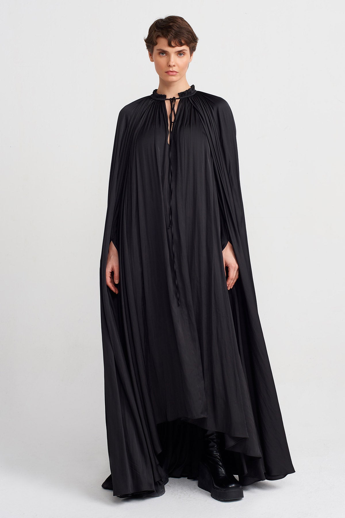 Siyah Pelerin Detaylı Uzun Şık Elbise-Y244014130