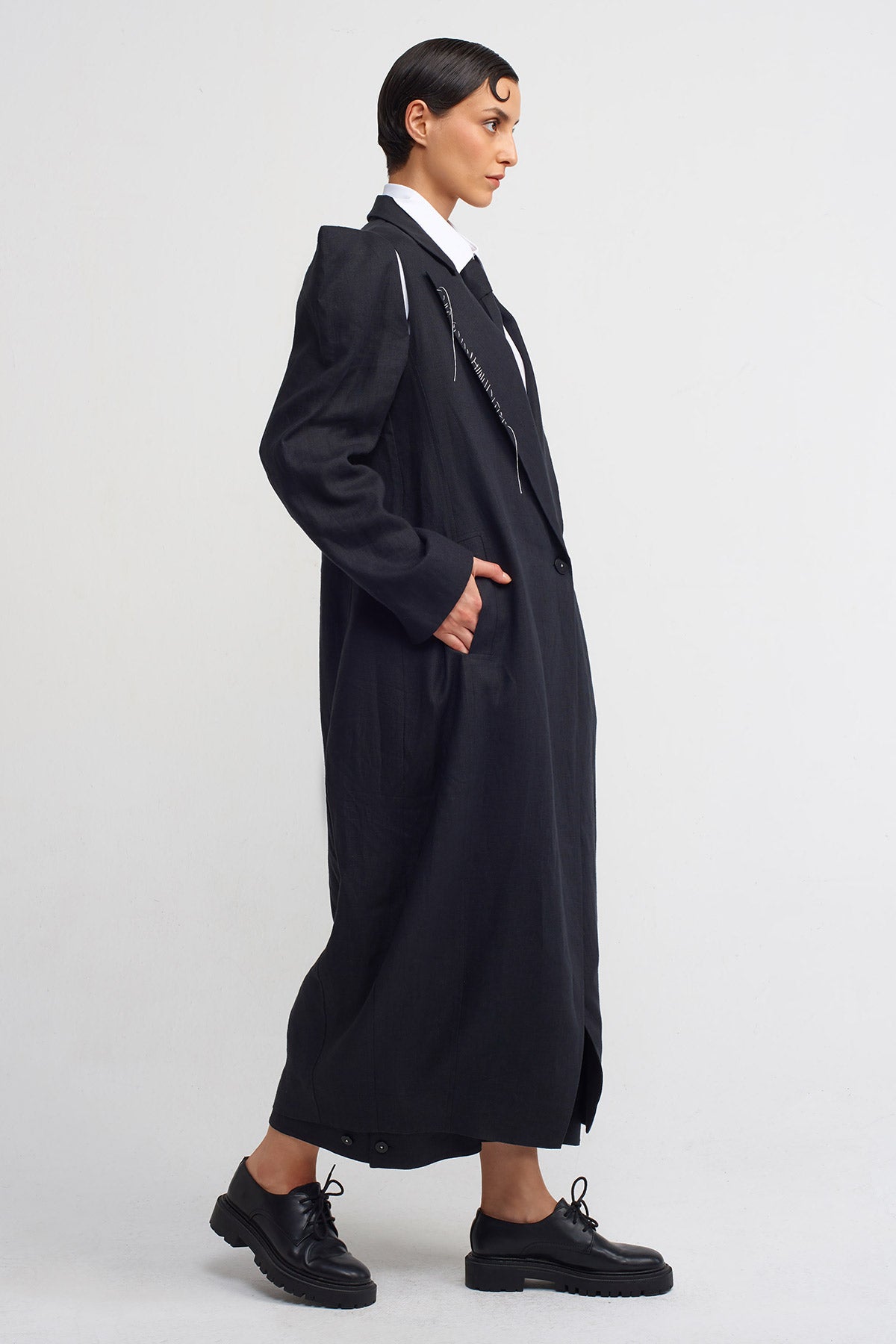 Siyah Dik Omuzlu, Dikiş Detaylı Uzun Keten Ceket-Y245015014