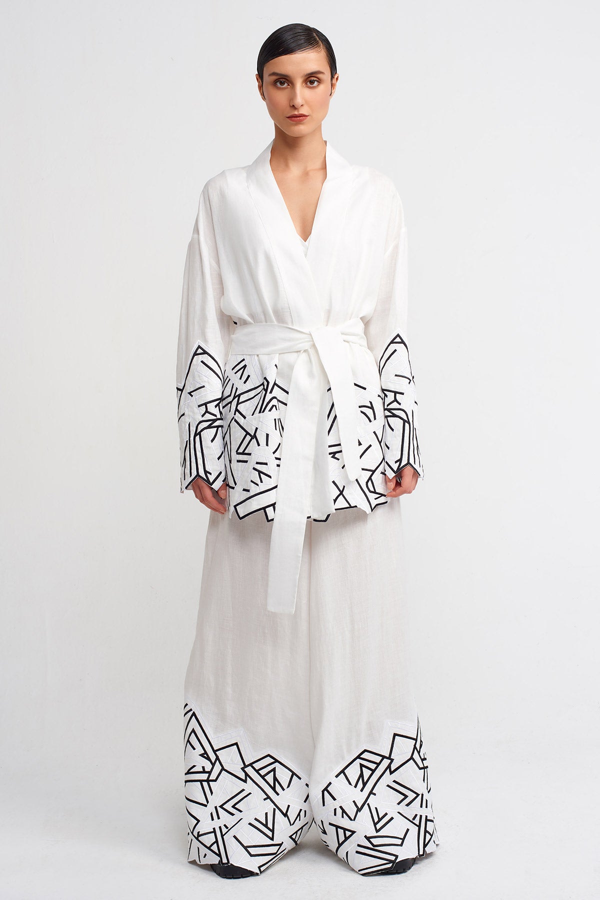 Beyaz / Siyah Etekleri Nakışlı Kısa Kimono-Y245015019