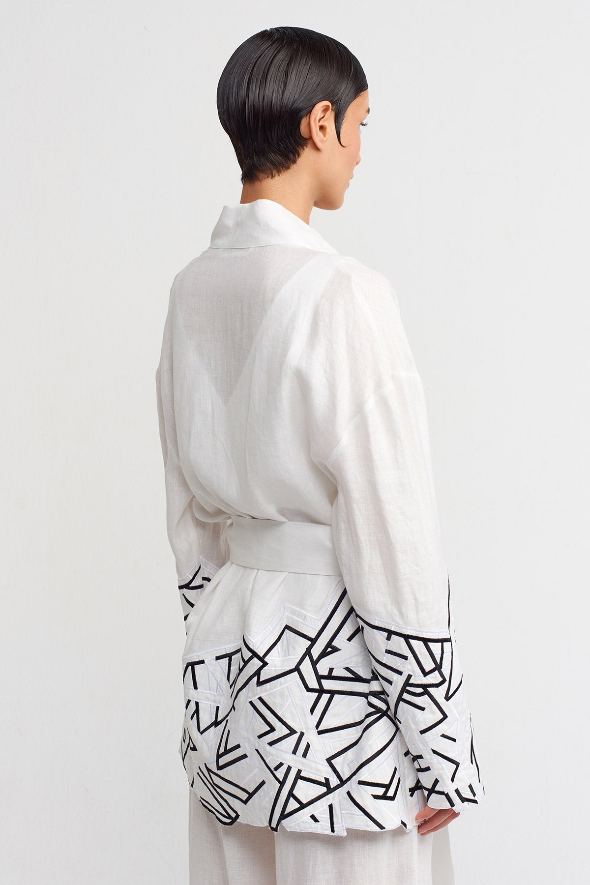 Beyaz / Siyah Etekleri Nakışlı Kısa Kimono-Y245015019