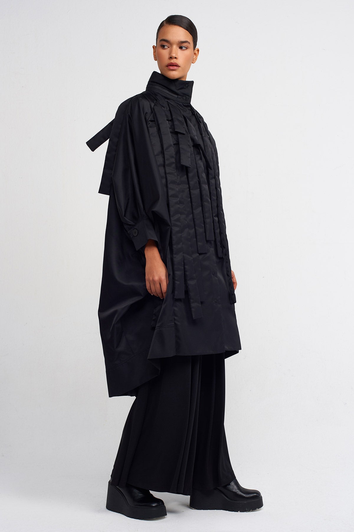 Siyah Sepet Örgü Detaylı Pelerin Ceket-Y245015045