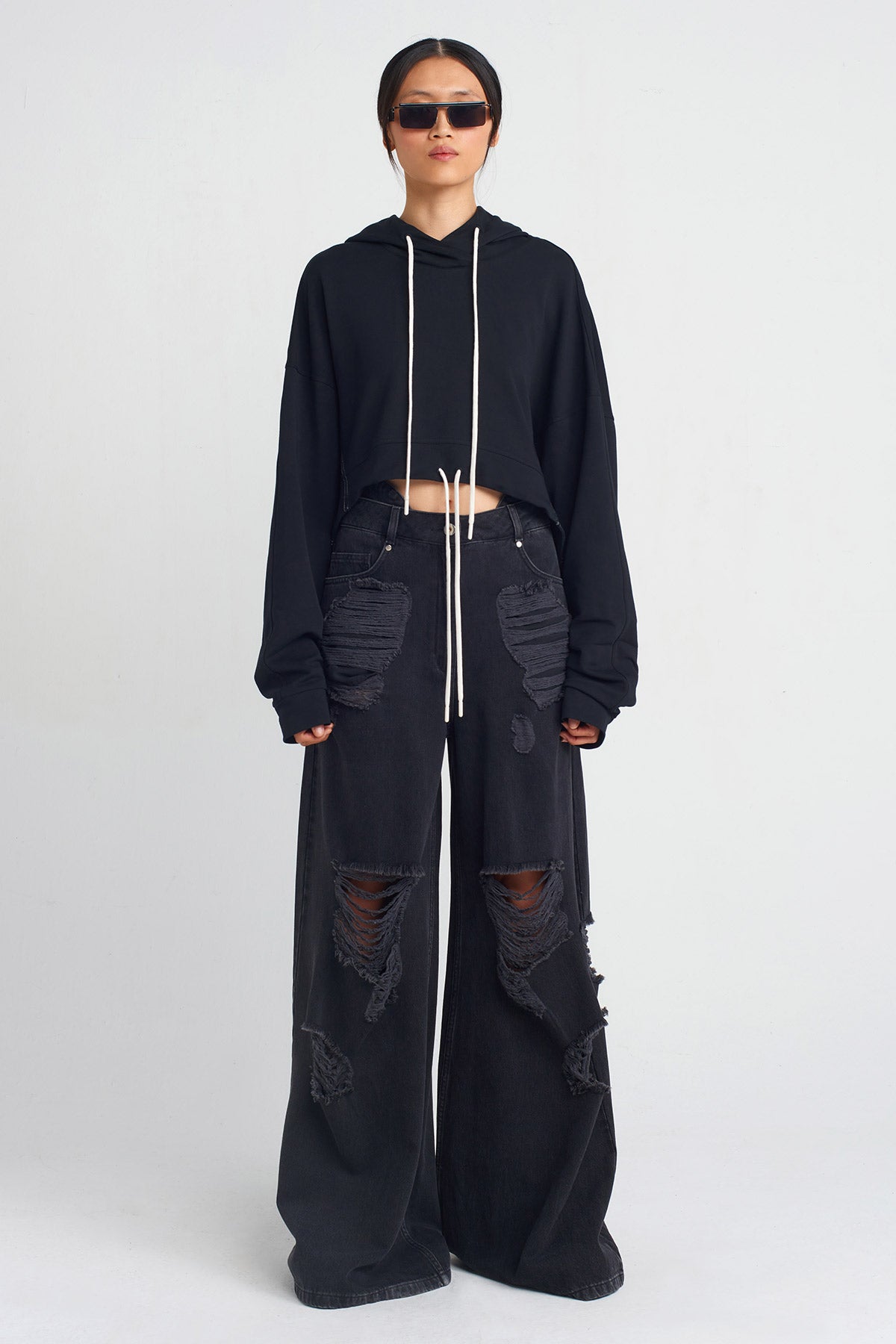 Siyah Arkası Baskı ve Nakışlı Sweatshirt-Y251011009