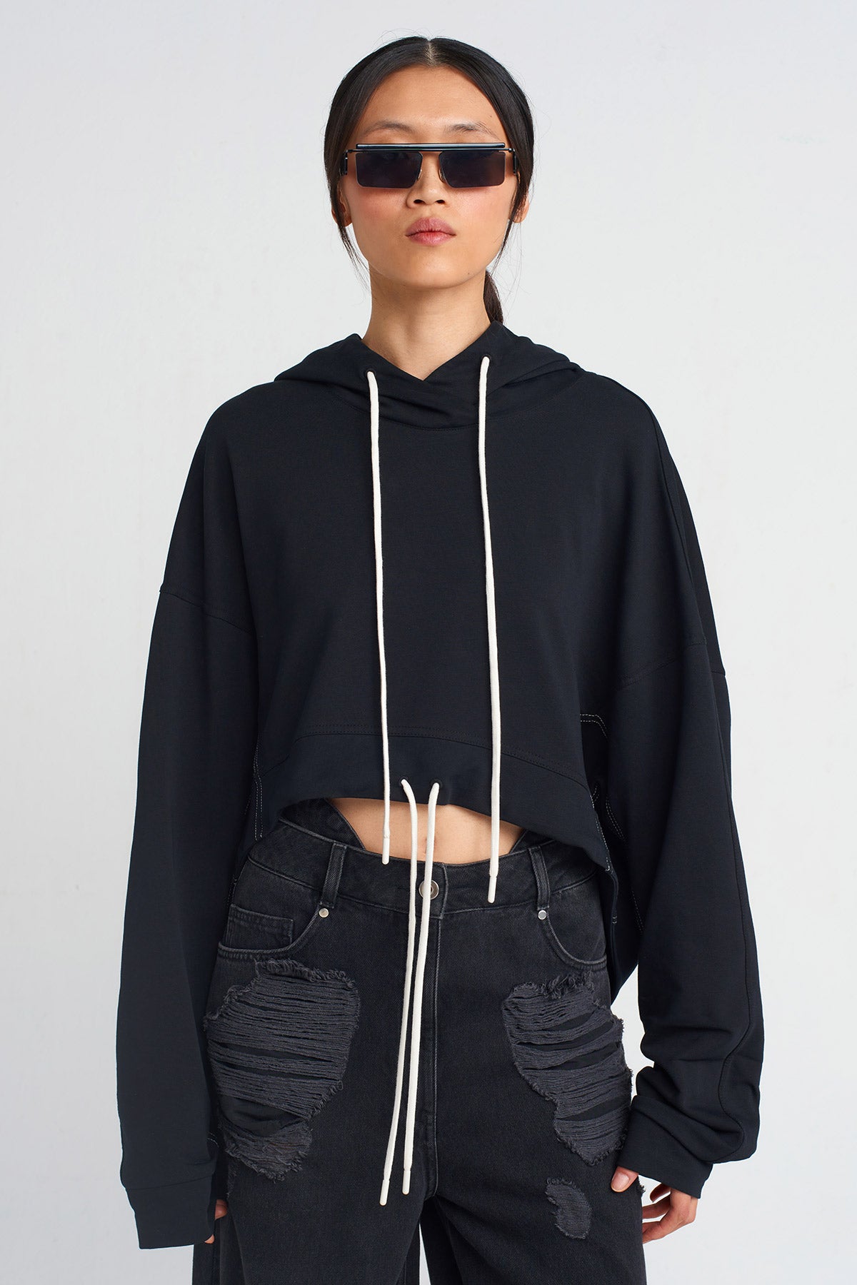 Siyah Arkası Baskı ve Nakışlı Sweatshirt-Y251011009