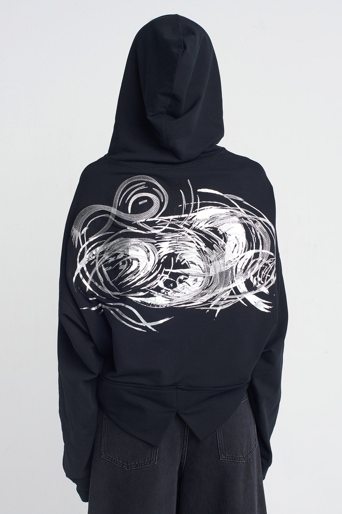 Siyah Arkası Baskı ve Nakışlı Sweatshirt-Y251011009